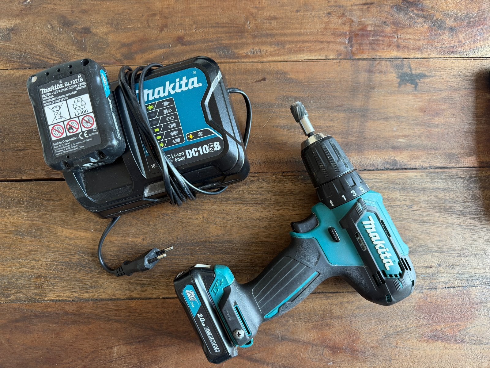 Makita DF333D accuboormachine, incl. 2 accu’s en snellader
