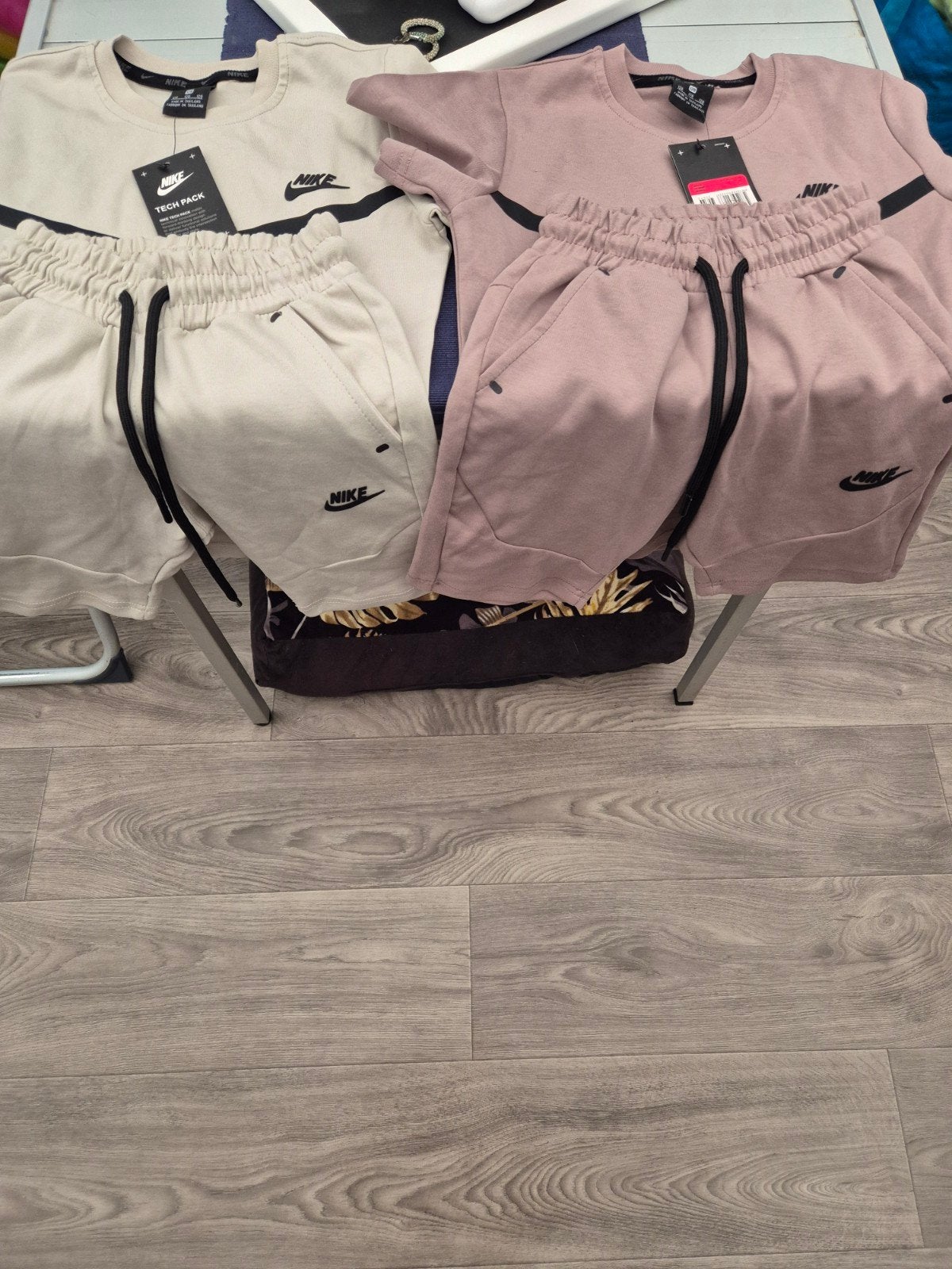 1x essentials 2x nike tech pak 128 nieuw, Ophalen of Verzenden, Nieuw, Nike, Jongen of Meisje
