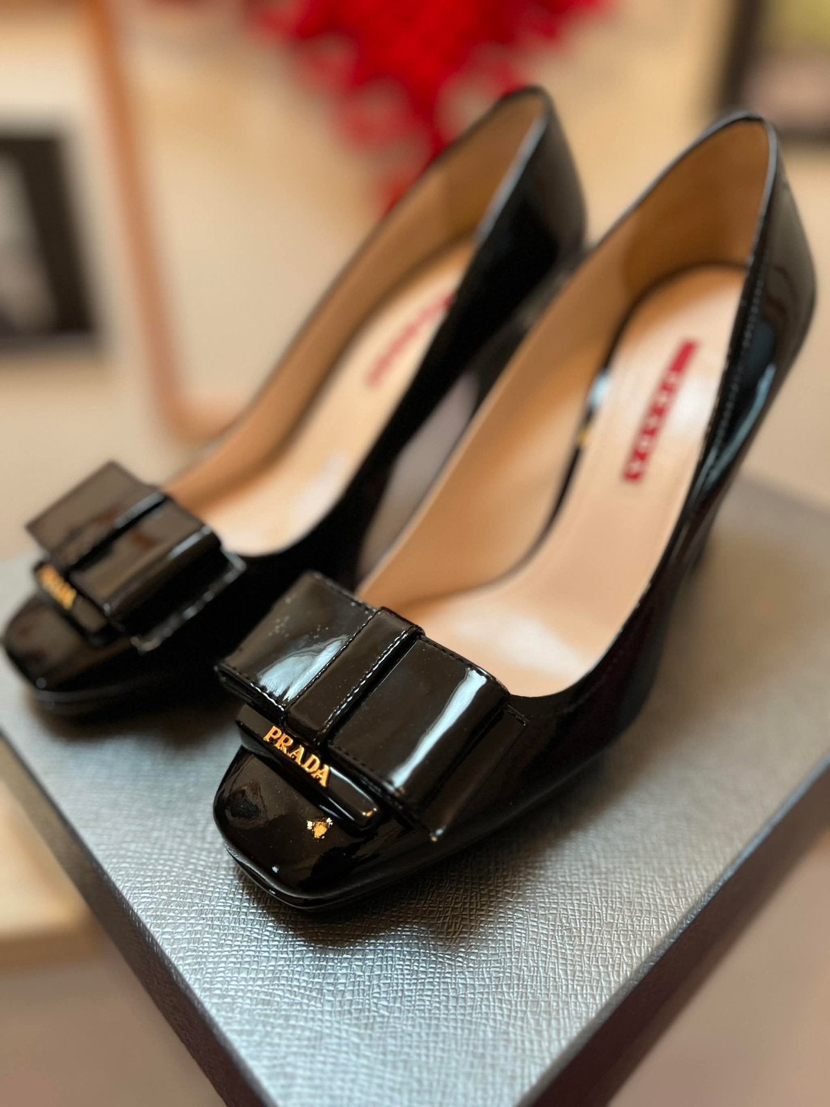Zwarte pumps lak / Prada, Ophalen of Verzenden, Zo goed als nieuw, Zwart