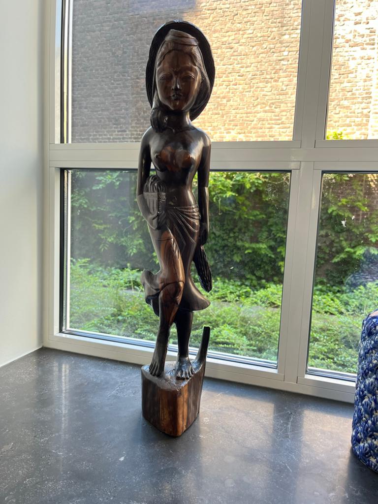 Handgesneden houten beeld van een vrouw, 62 cm hoog, Handgemaakt, Beeld, Hout, Bruin