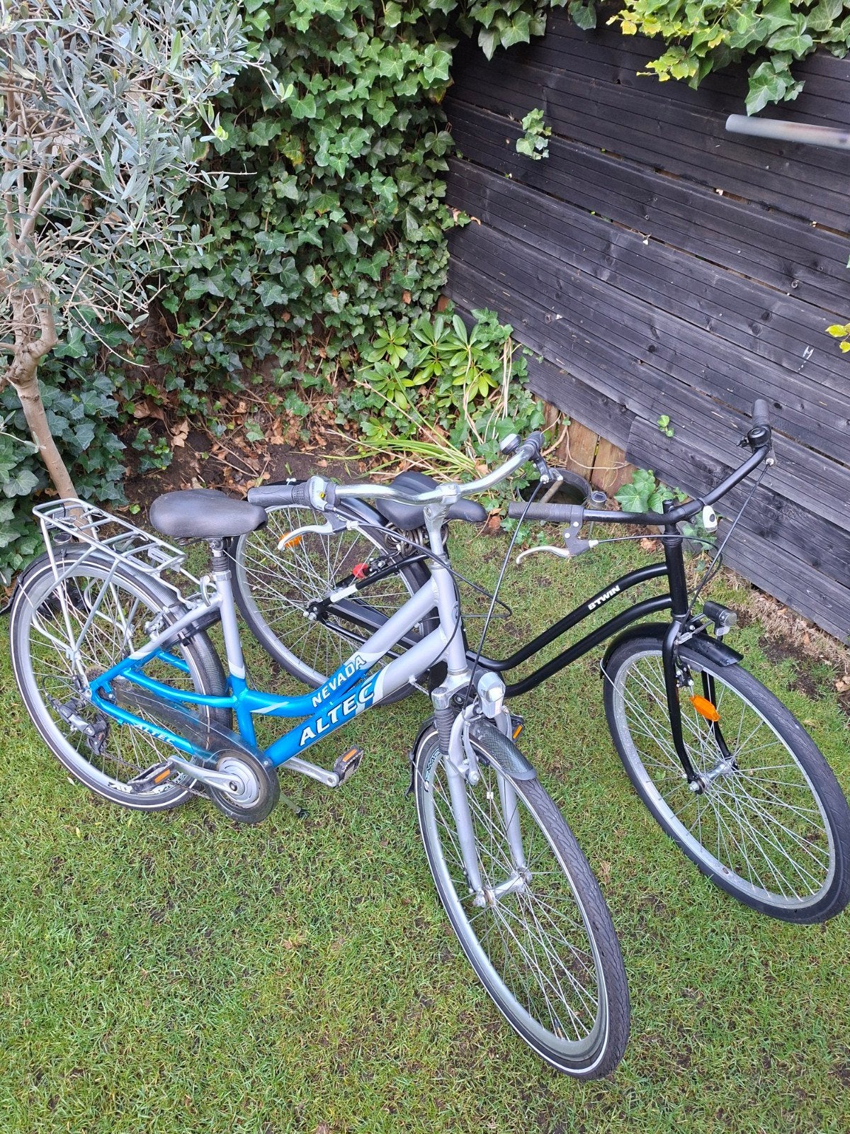 2 MEIDENFIETSEN BEIDE 28 INCH MET EN ZONDER VERSNELLINGEN, 26 inch of meer, Altec, Gebruikt, Velgrem