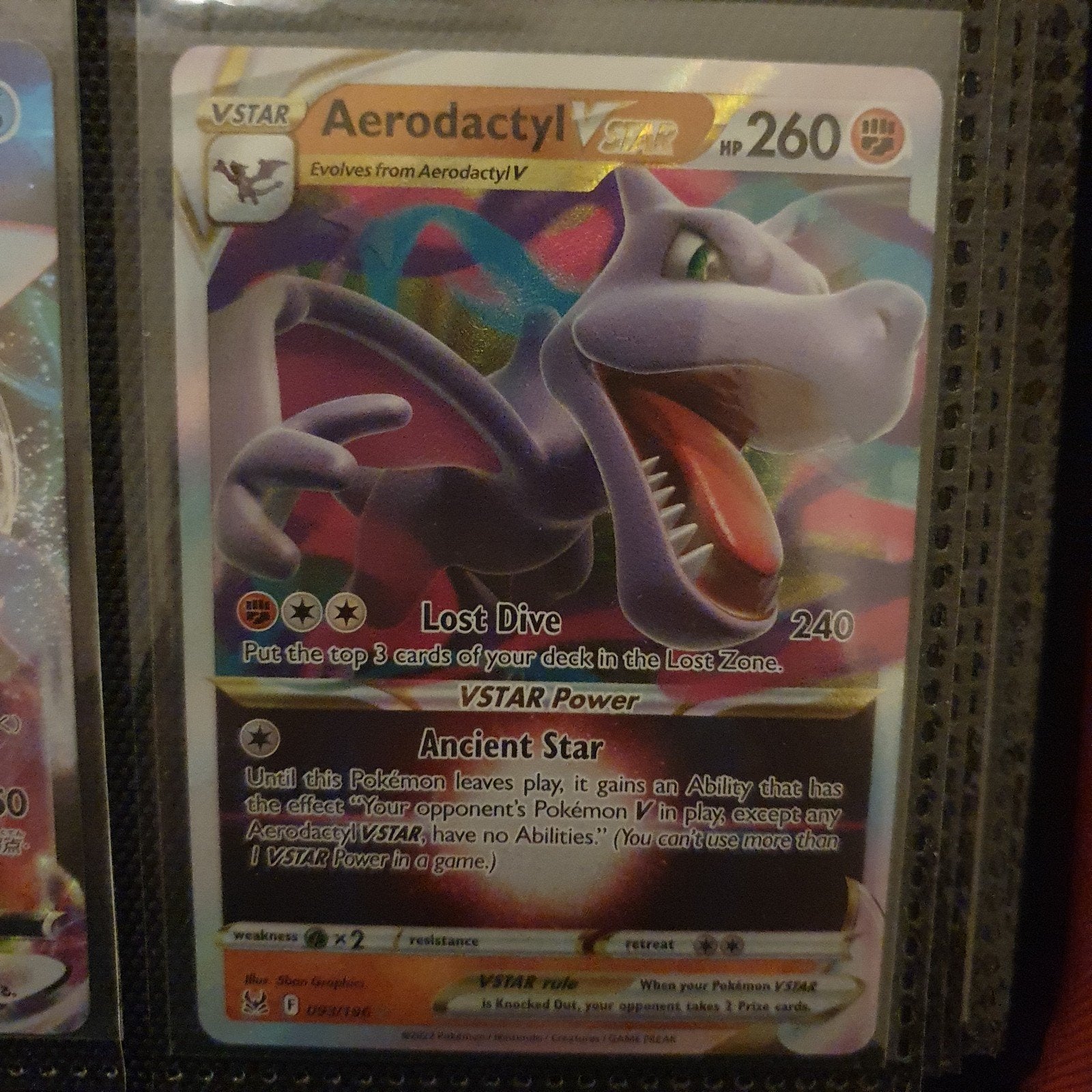 Pokemon Aerodactyl Vstar 093/196 Lost Origin, Ophalen of Verzenden, Zo goed als nieuw, Losse kaart, Foil