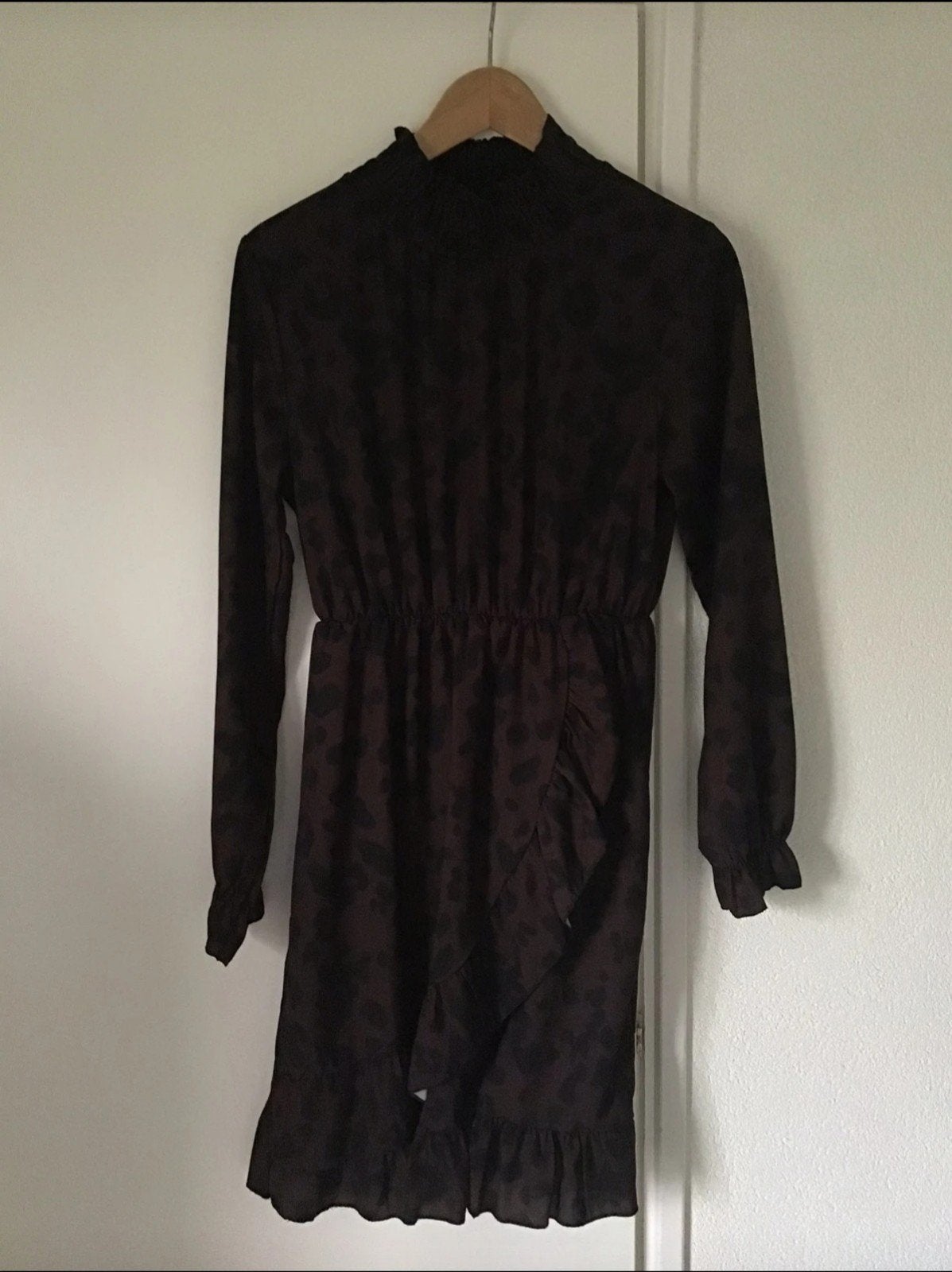 Loekay jurk met ruffle col, maat S, Bruin, Ophalen of Verzenden, Zo goed als nieuw, Maat 36 (S)