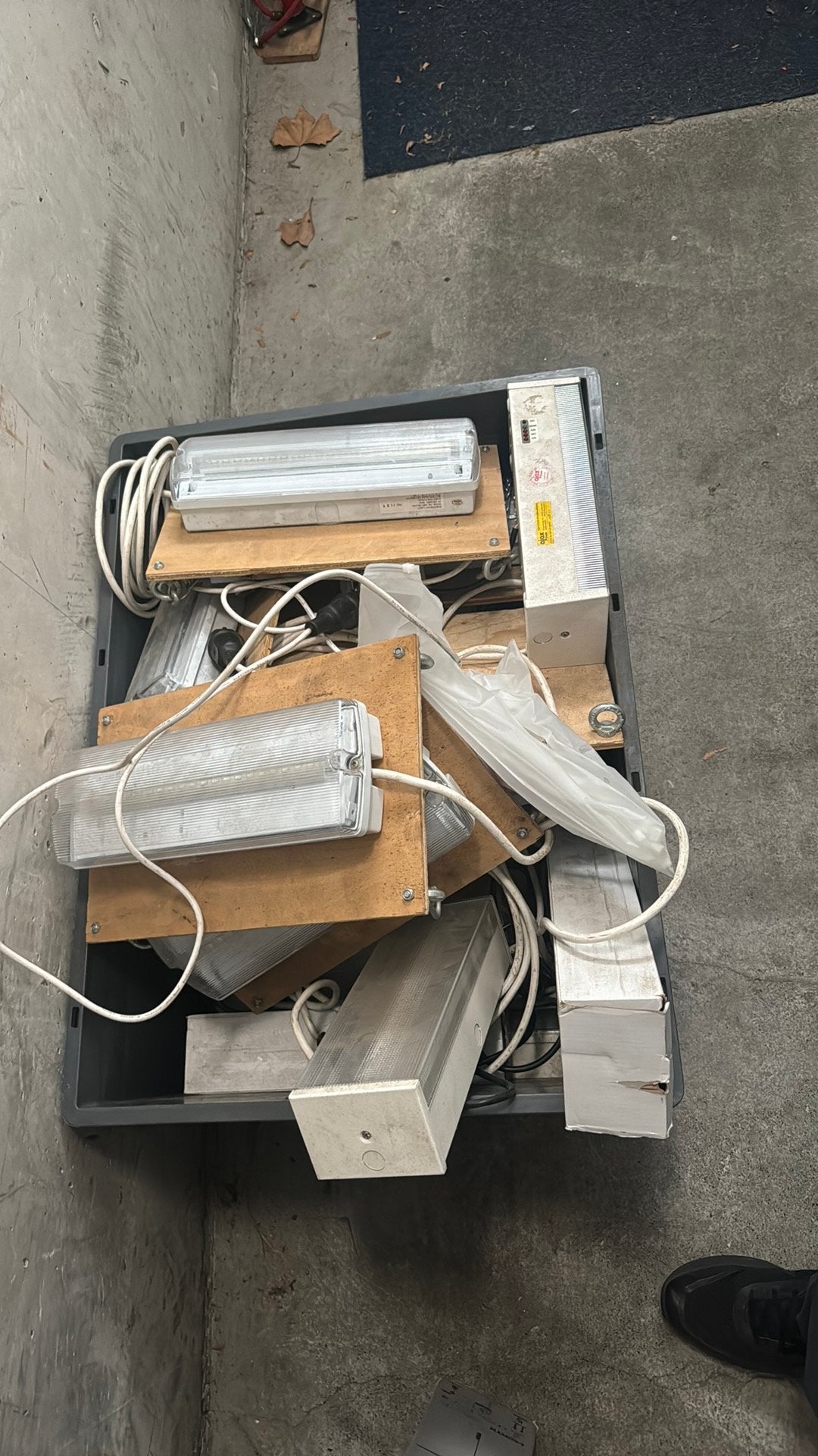 Bak met Noodverlichting, Doe-het-zelf en Verbouw, Bouwverlichting, Ophalen, Zo goed als nieuw, Minder dan 50 watt