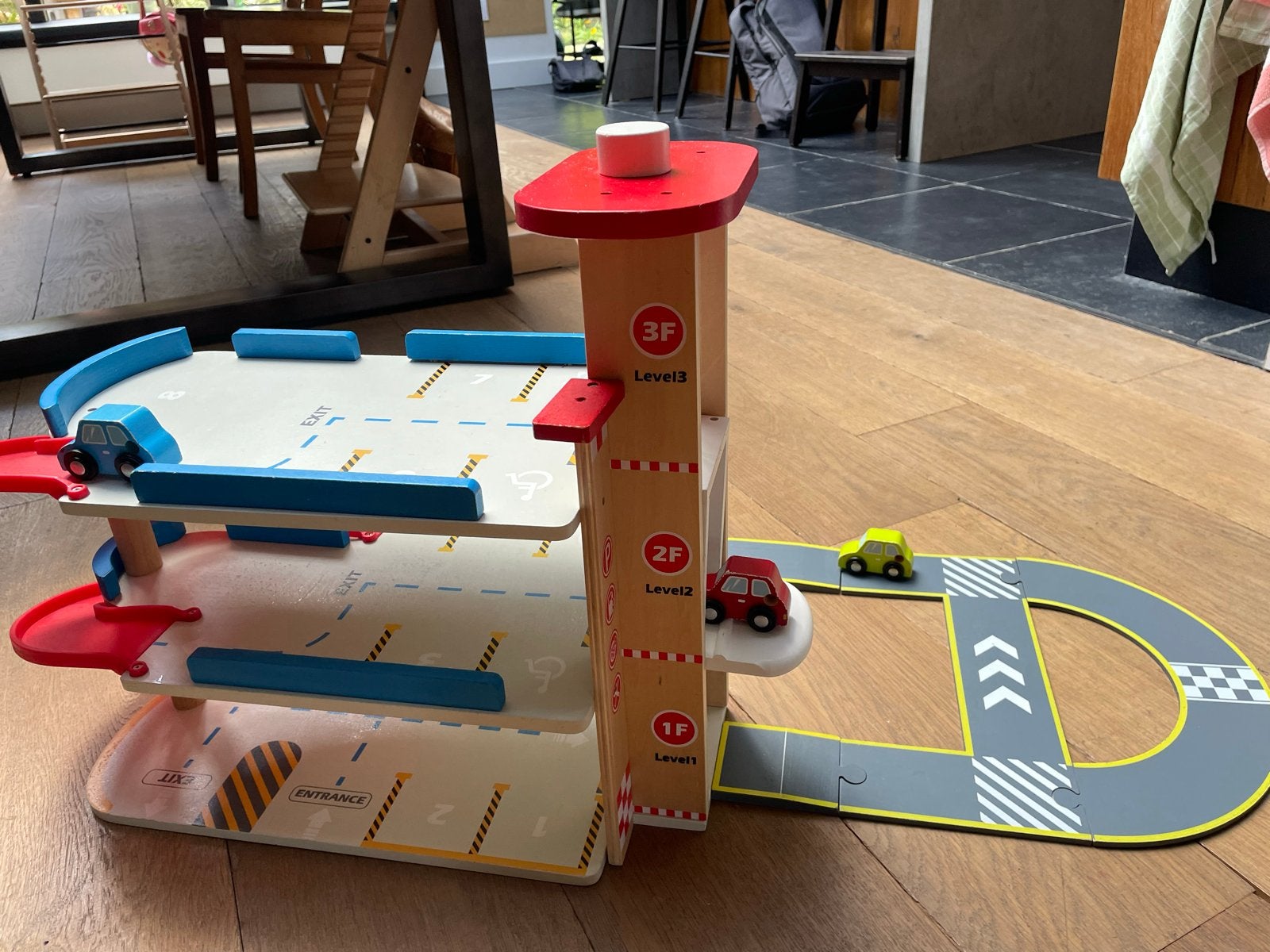 Houten parkeergarage met 3 verdiepingen en wegdelen, Ophalen, Gebruikt