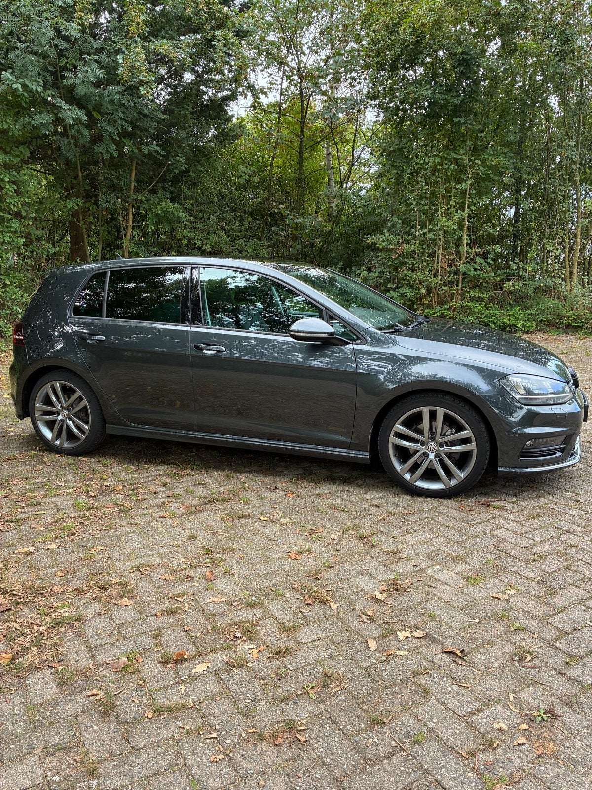 Volkswagen Golf 1.4 TSI 150pk DSG R-Line / Pano / Trekhaak, Auto's, 4 cilinders, 150 pk, Zwart, 650 kg