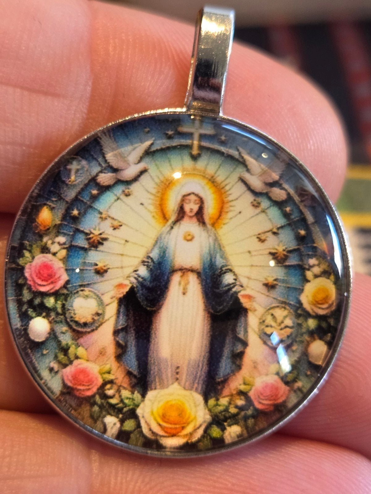 Nieuwe Religieuze Hanger Glas Maria Rozen, Glas of Kristal, Nieuw, Ophalen of Verzenden, Overige kleuren