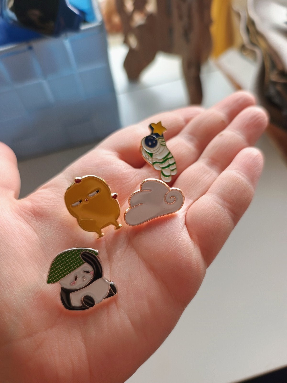 4x Metalen Emaille Pins Set – Kawaii Panda, Astronaut & Wolk, Ophalen of Verzenden, Overige materialen