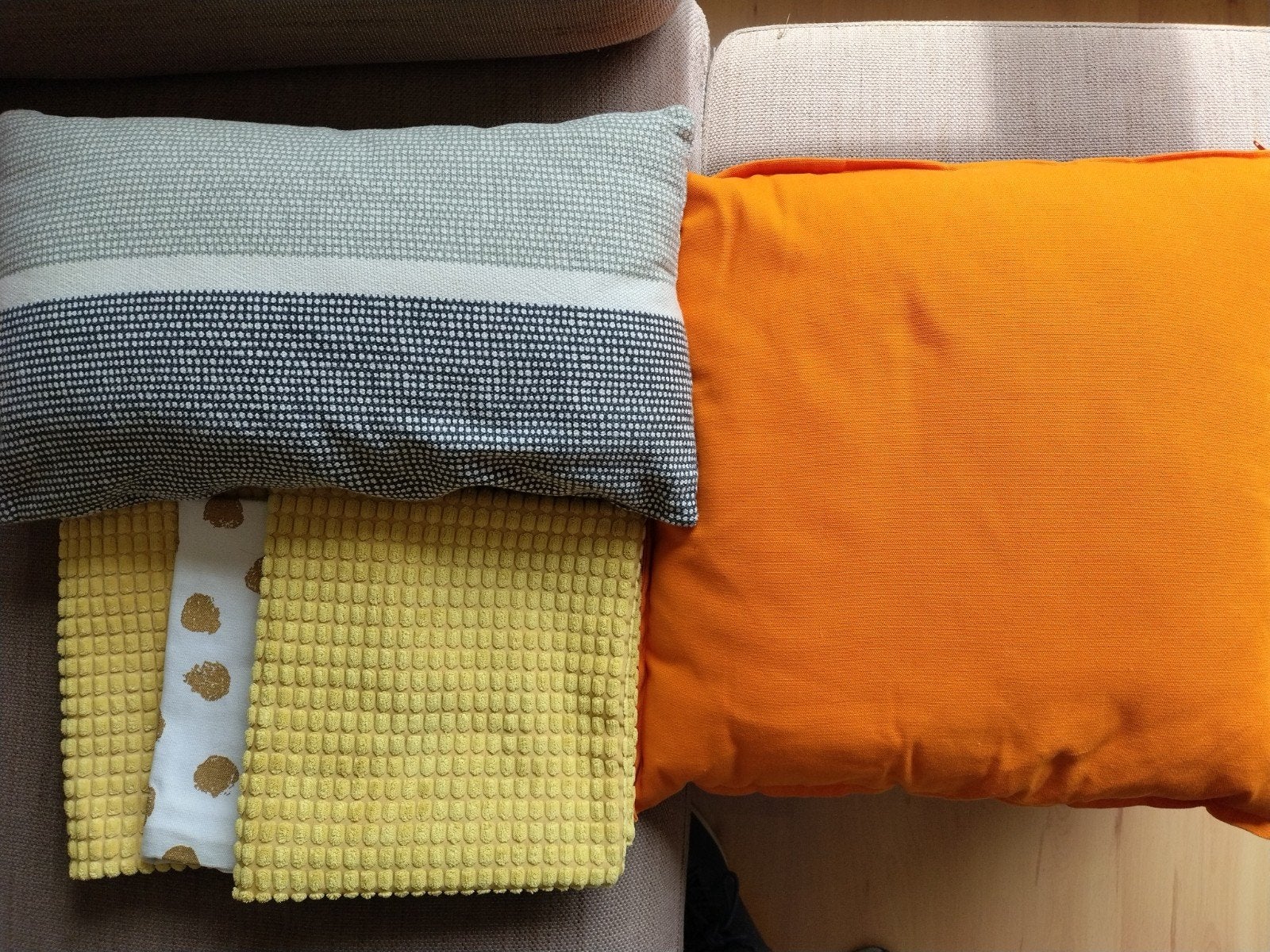 Bijna gratis kussens en kussenhoesjes oranje geel blauw ikea, Ophalen, Zo goed als nieuw, Overige kleuren, Vierkant