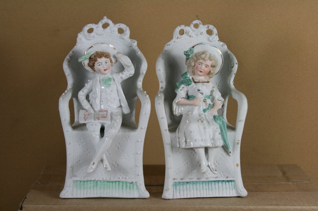 Stel biscuit porseleinen beeldjes kinderen in strandstoel, Ophalen of Verzenden
