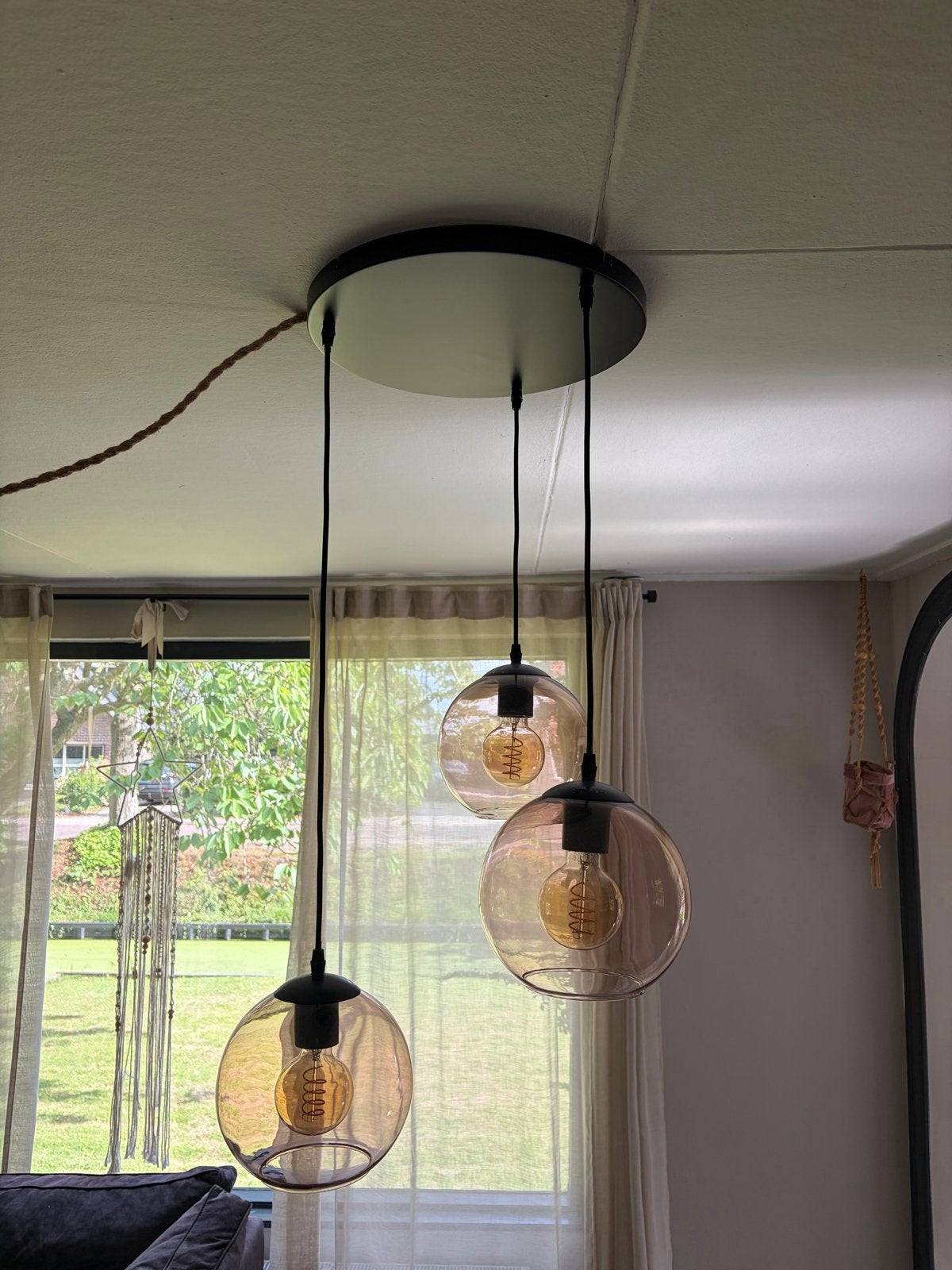 Moderne hanglamp met 3 glazen bollen, roze getint, Ophalen, Zo goed als nieuw, Glas, E27 (groot)