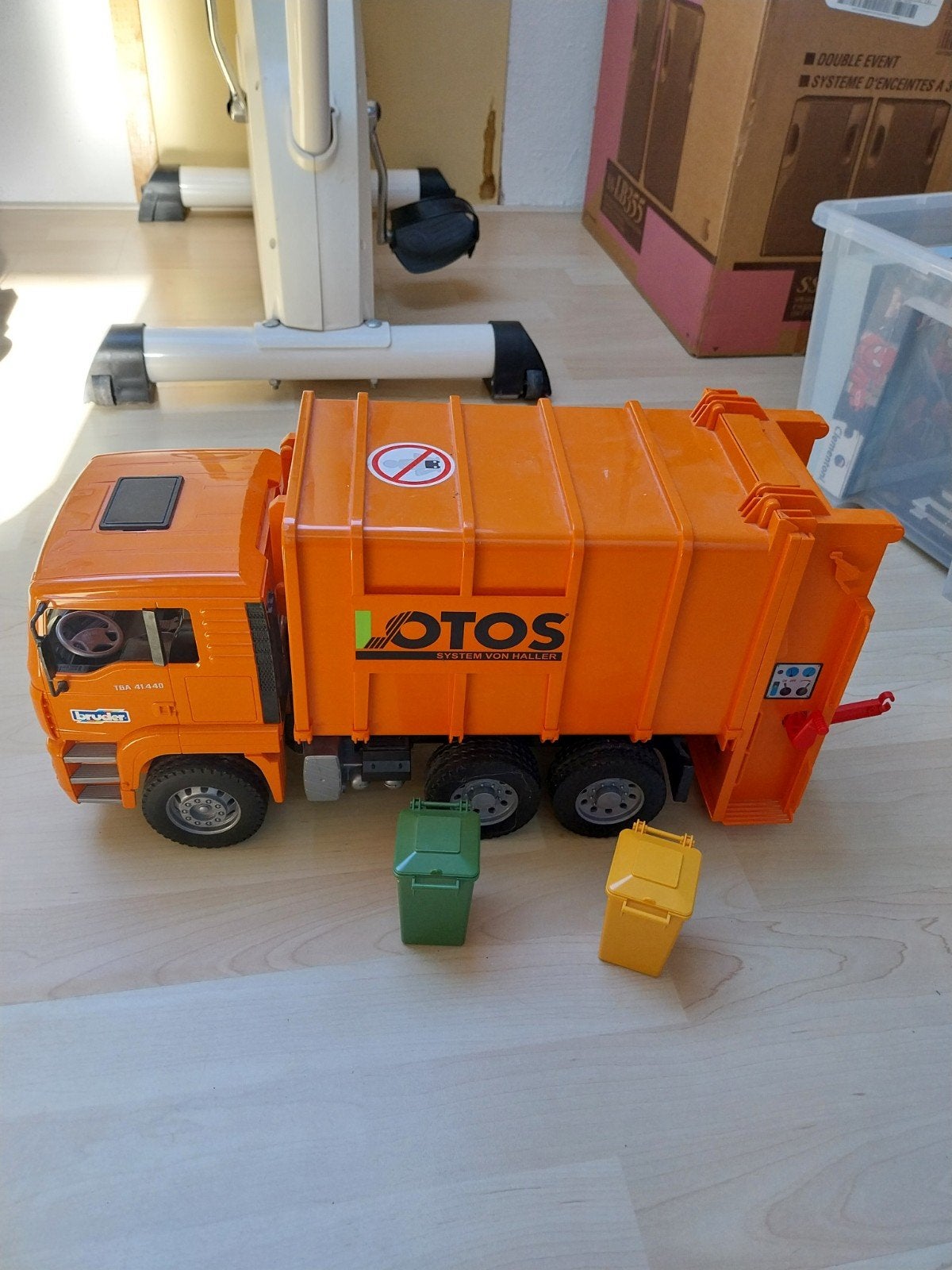 Bruder MAN Vuilniswagen met 2 afvalbakken, Ophalen, Zo goed als nieuw