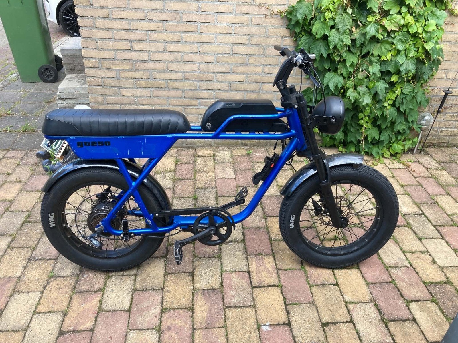AGM GT250 met 2 accu's, Ophalen, Gebruikt, 30 tot 50 km per accu, Overige merken