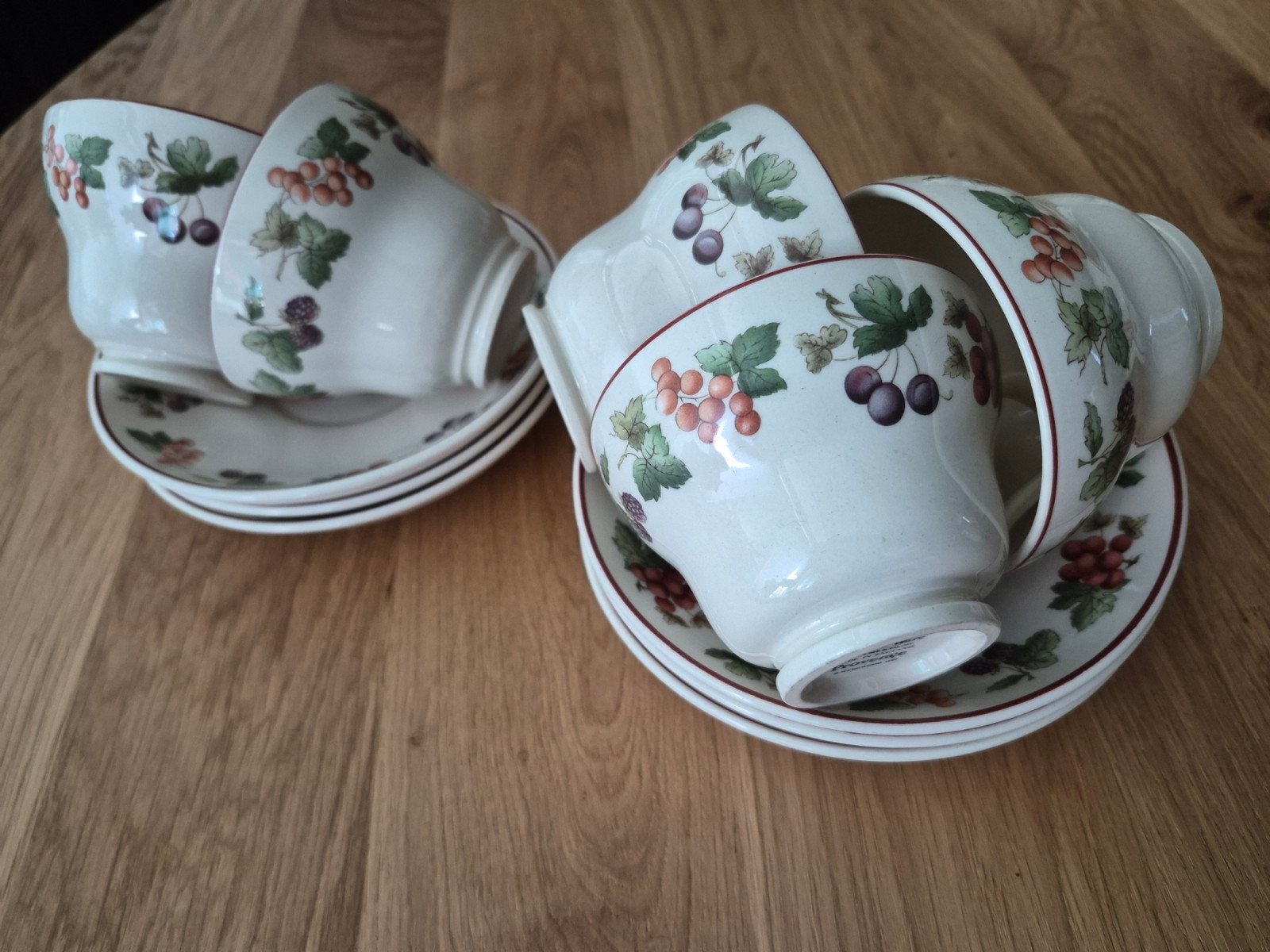 Wedgwood Provence 5 theekopjes peer vorm met schotels, Ophalen of Verzenden