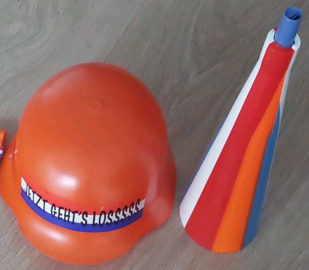 Oranje feestartikelen: helm en toeter, Ophalen of Verzenden, Zo goed als nieuw, Feestartikel, Oranje of Koningsdag