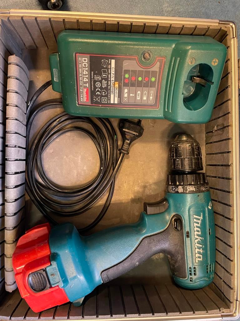 Makita Accu Boormachine met Lader en Accu, Ophalen of Verzenden, Gebruikt, Minder dan 400 watt, Boor- en Schroefmachine