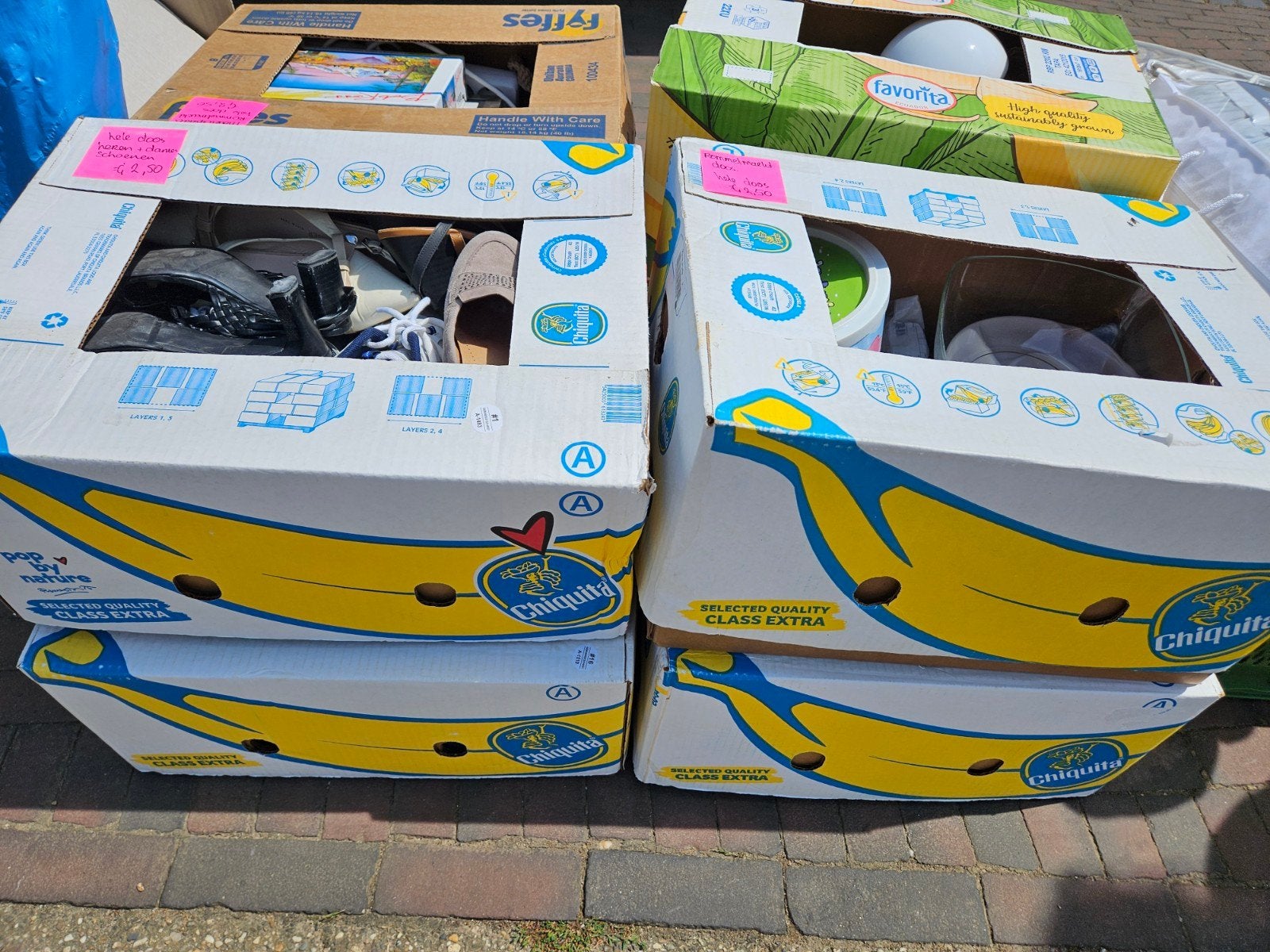 Dozen vol voor rommelmarkt, Ophalen