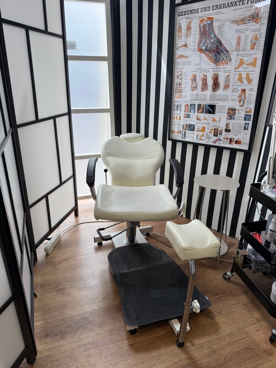 Comfortabele pedicurestoel met voetensteun, Ophalen, Kunststof, Gebruikt, Wit