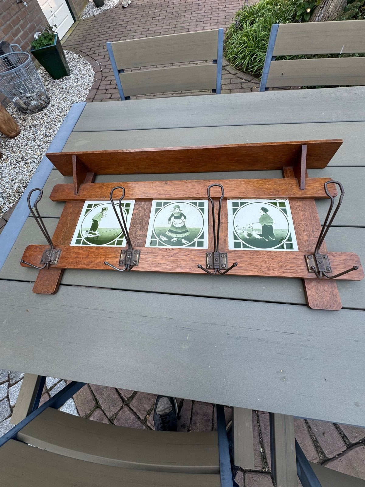 Vintage wandkapstok met jughenstyl tegels., Wandkapstok, Gebruikt, Ophalen of Verzenden, Minder dan 100 cm