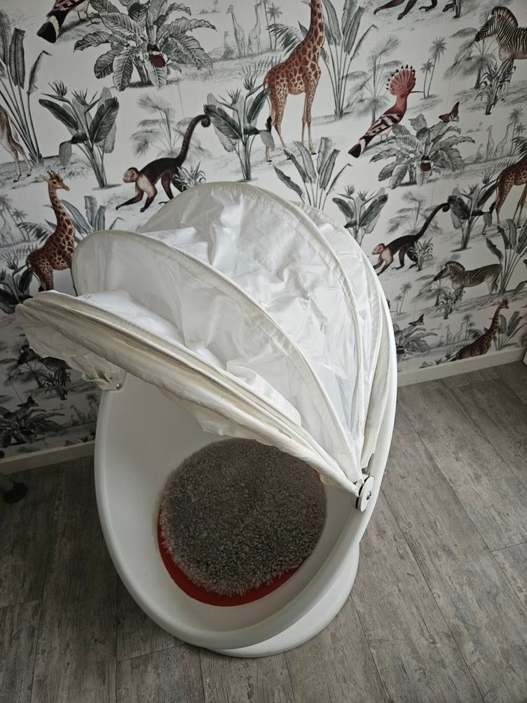 Ikea lömpsk Egg Stoel voor kinderen - wit met rode zitting, Kinderen en Baby's, Kinderkamer | Overige Meubels, Ophalen of Verzenden