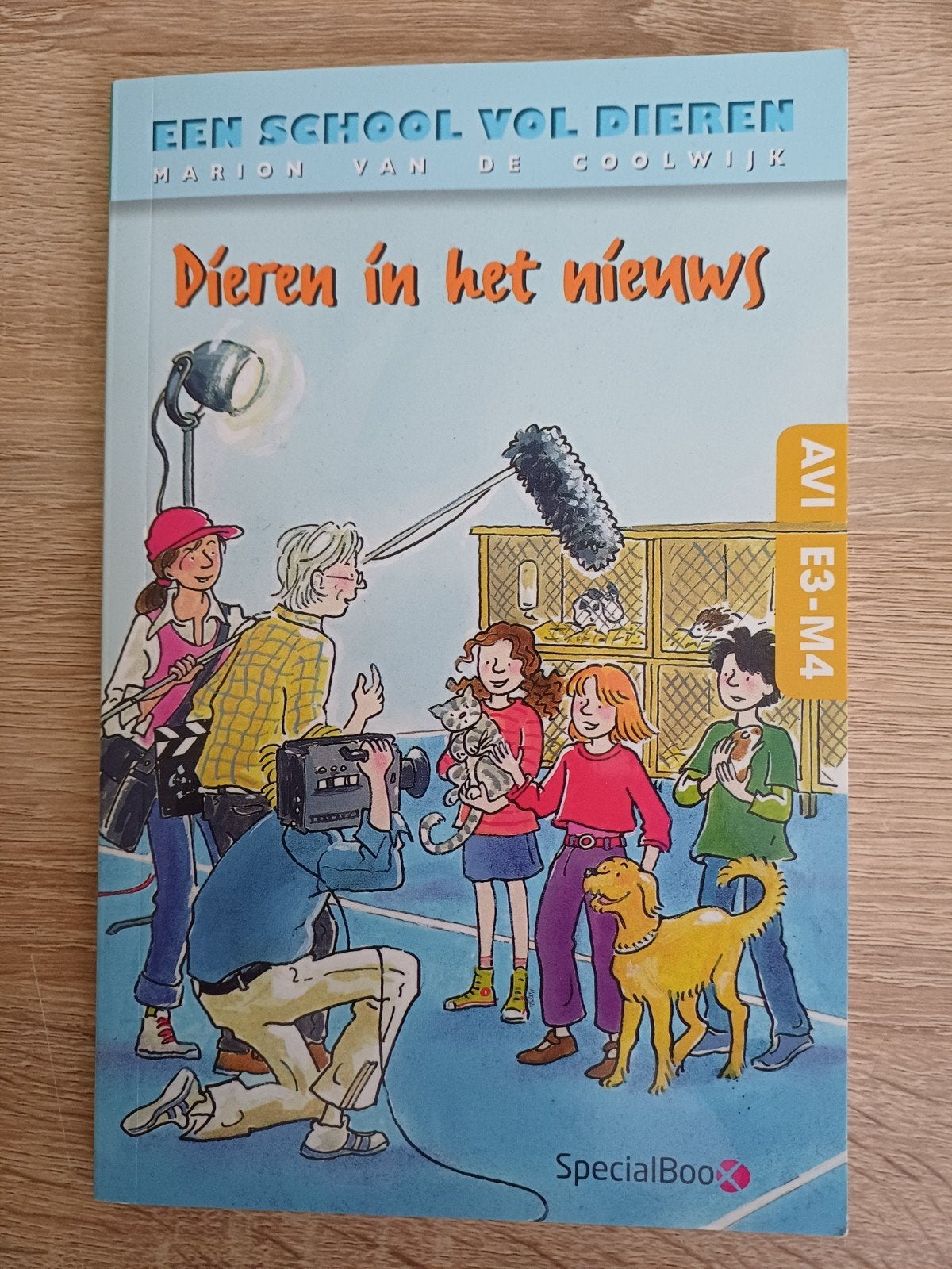 Een school vol dieren: Dieren in het nieuws (als nieuw), Boeken, Ophalen of Verzenden, Zo goed als nieuw, Marion van de Coolwijk