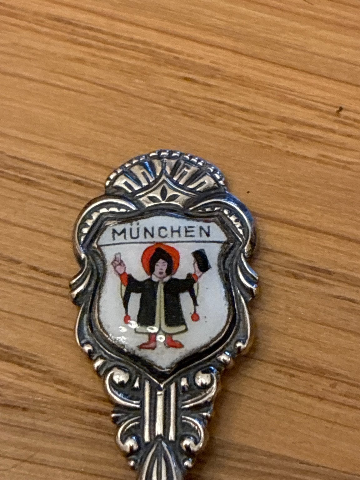 Zilveren 800 souvenirlepel München met emaille stadswapen, Verzenden