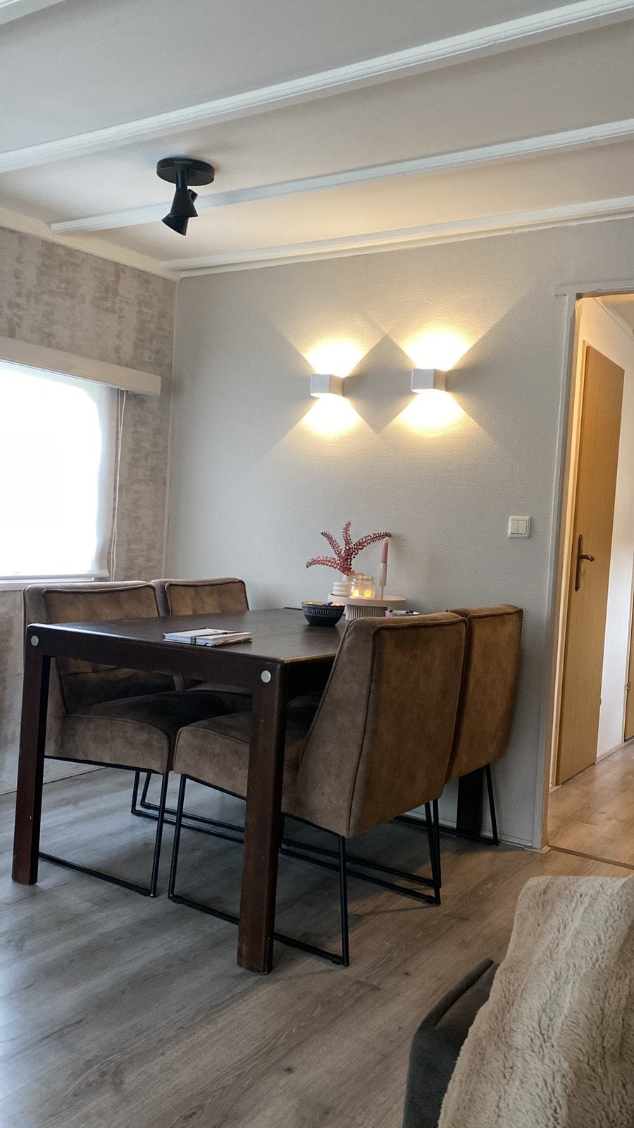 Houten chalet, Tot en met 2