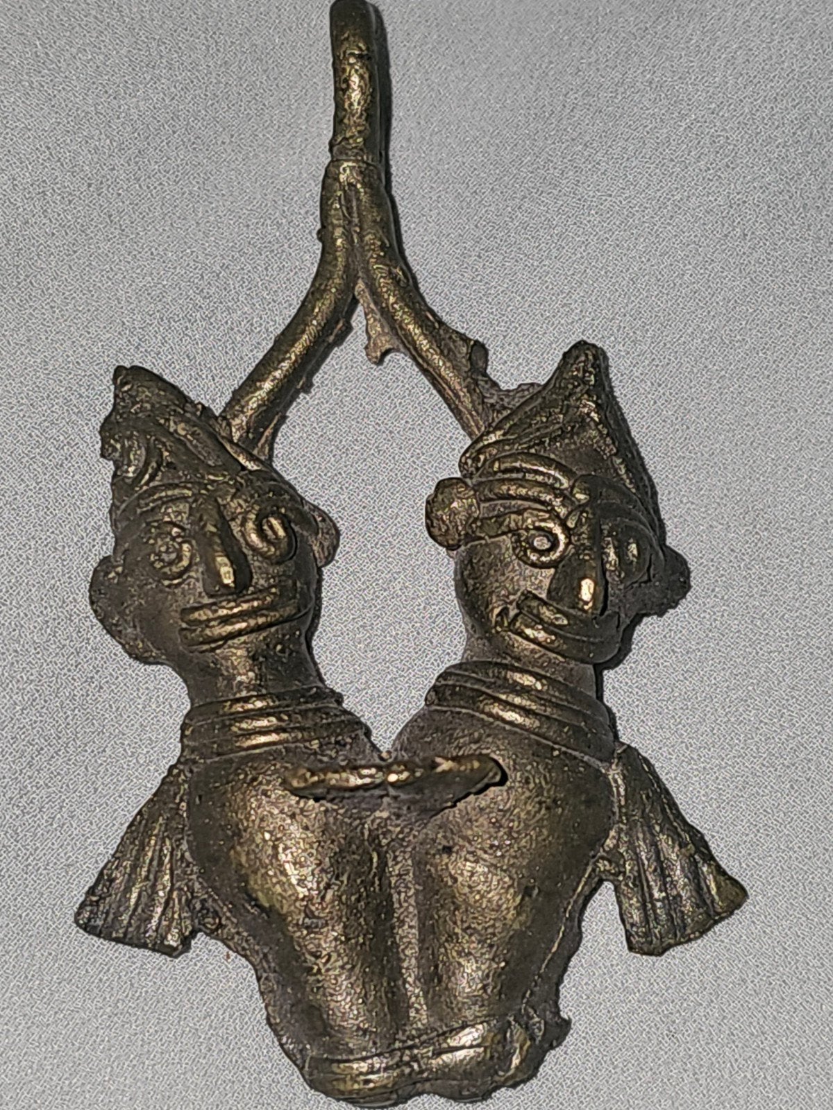 Bronzen  hanger beeldje met twee figuren, mogelijk Afrikaans, Ophalen of Verzenden