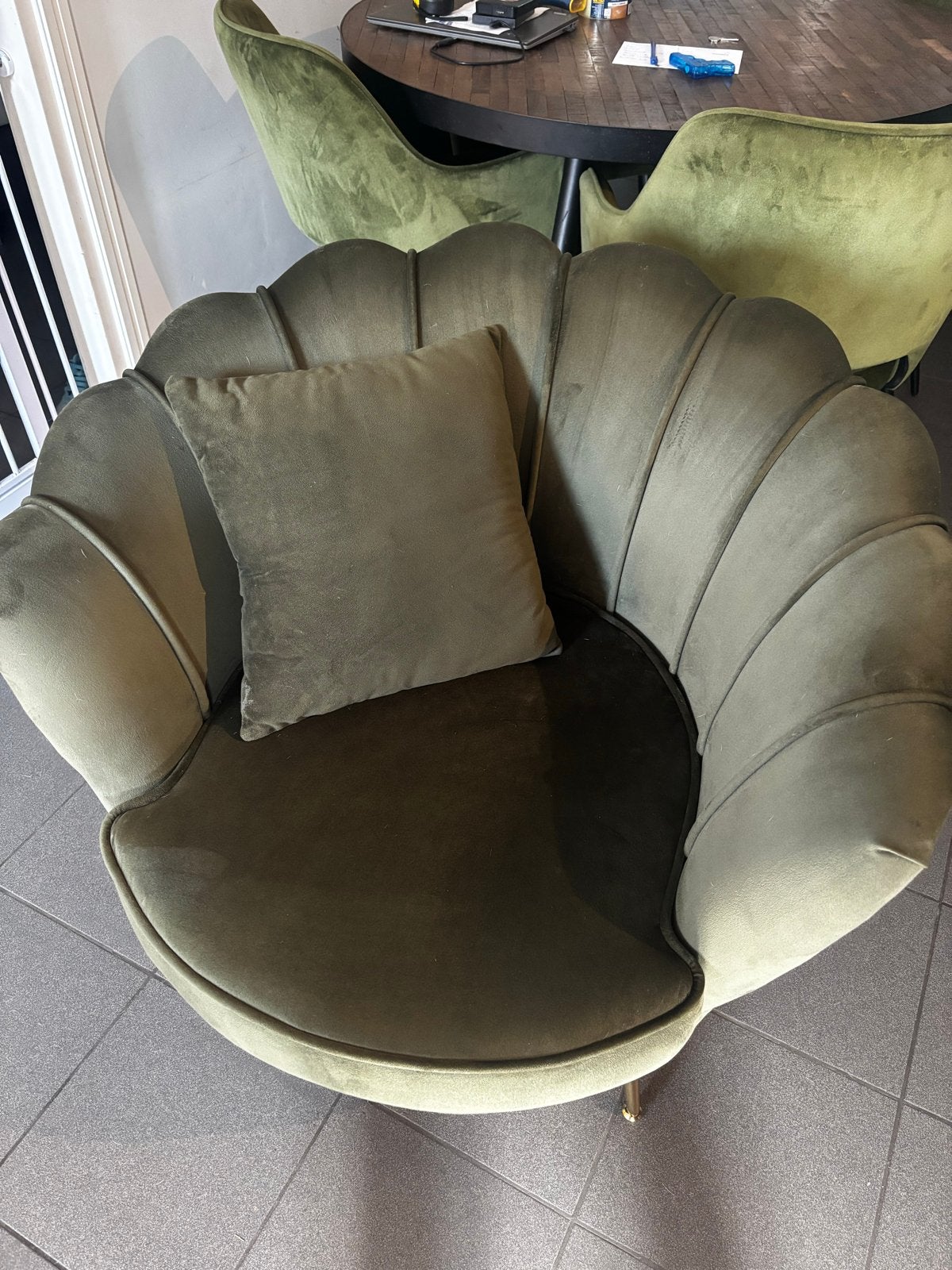 Nette groene fauteuil met fluwelen stof en gouden poten, Ophalen, Zo goed als nieuw, Stof, 75 tot 100 cm