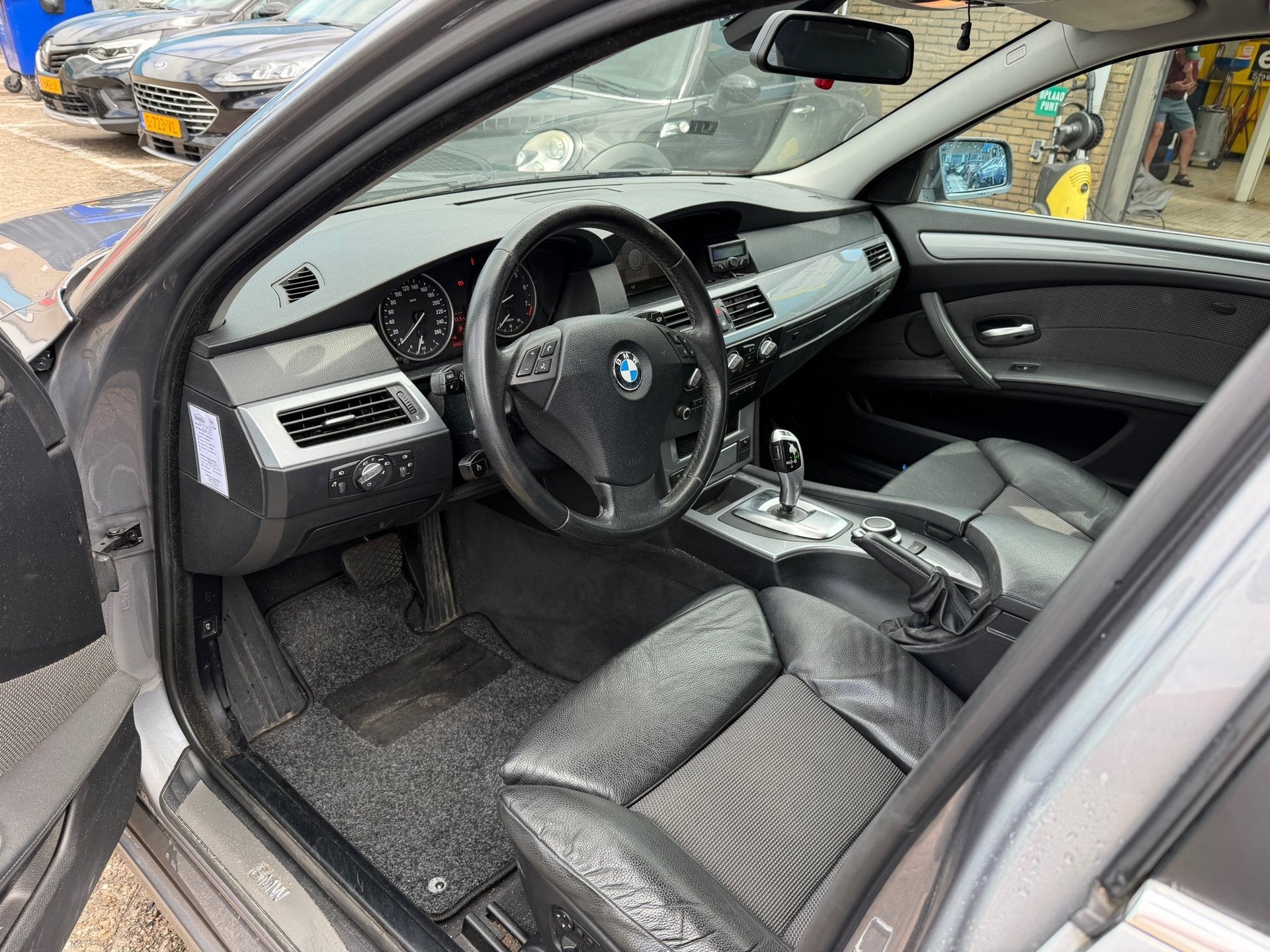 BMW 5-serie Touring 525i Executive|Parkeersensoren voor en a, Auto's, BMW, Achterwielaandrijving, Gebruikt, 2000 kg, 2996 cc