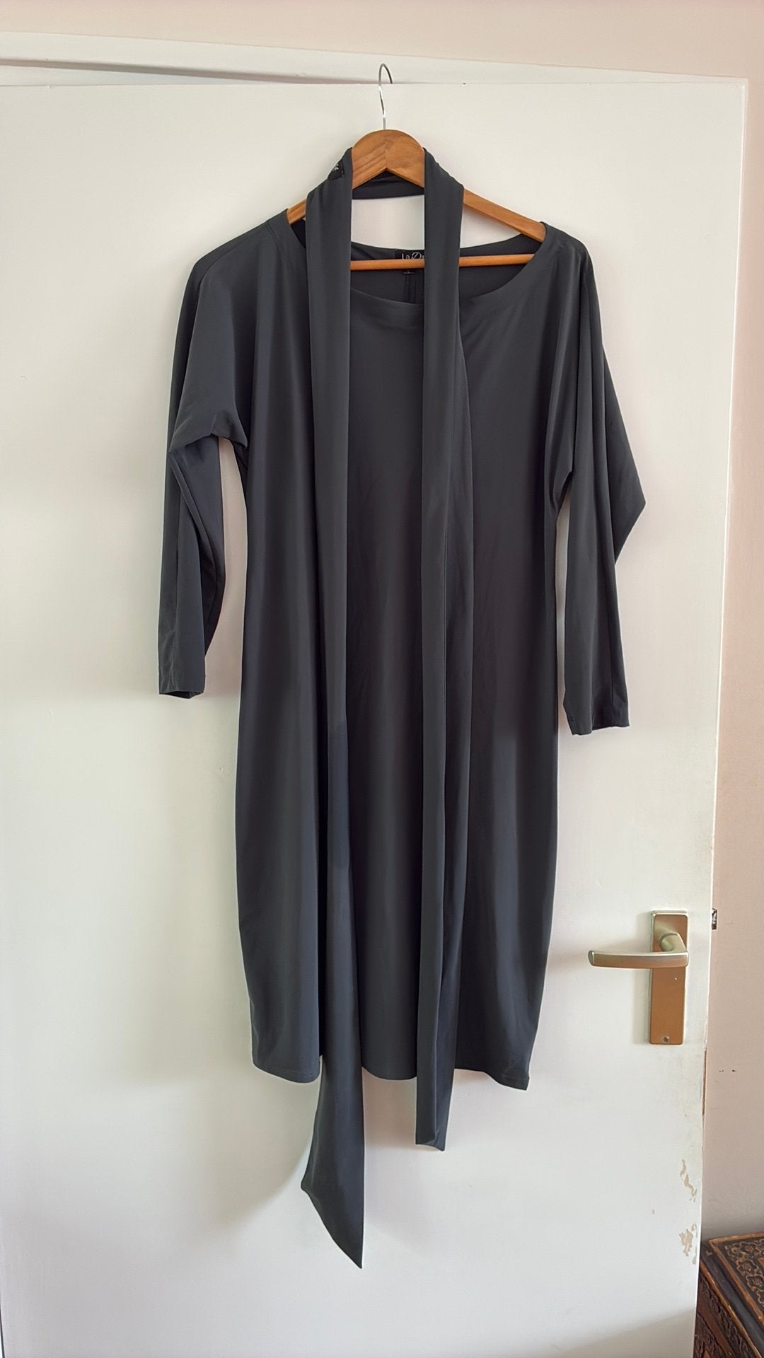 Ladress travel stof jurk met sjaal antraciet maat L, Kleding | Dames, Ophalen of Verzenden, Zo goed als nieuw, Grijs, Knielengte