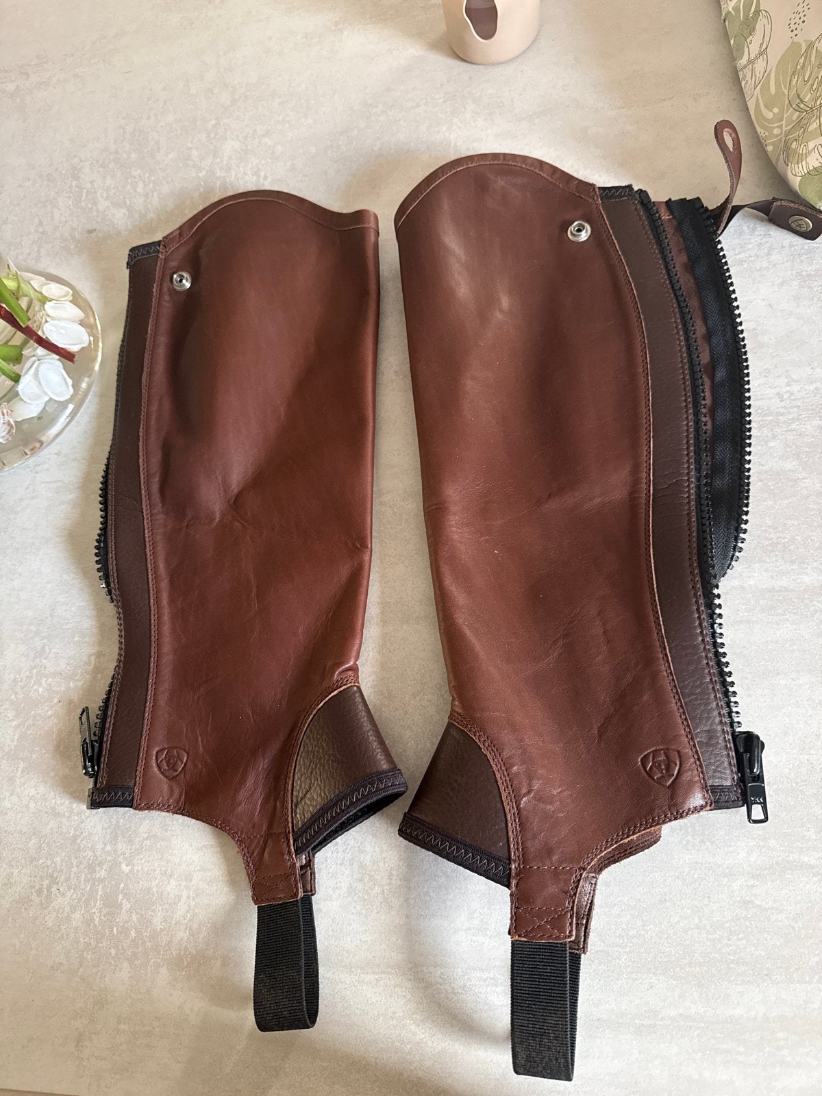 Zo goed als nieuwe chaps Ariat Concord Bruin maat LS, Ophalen of Verzenden