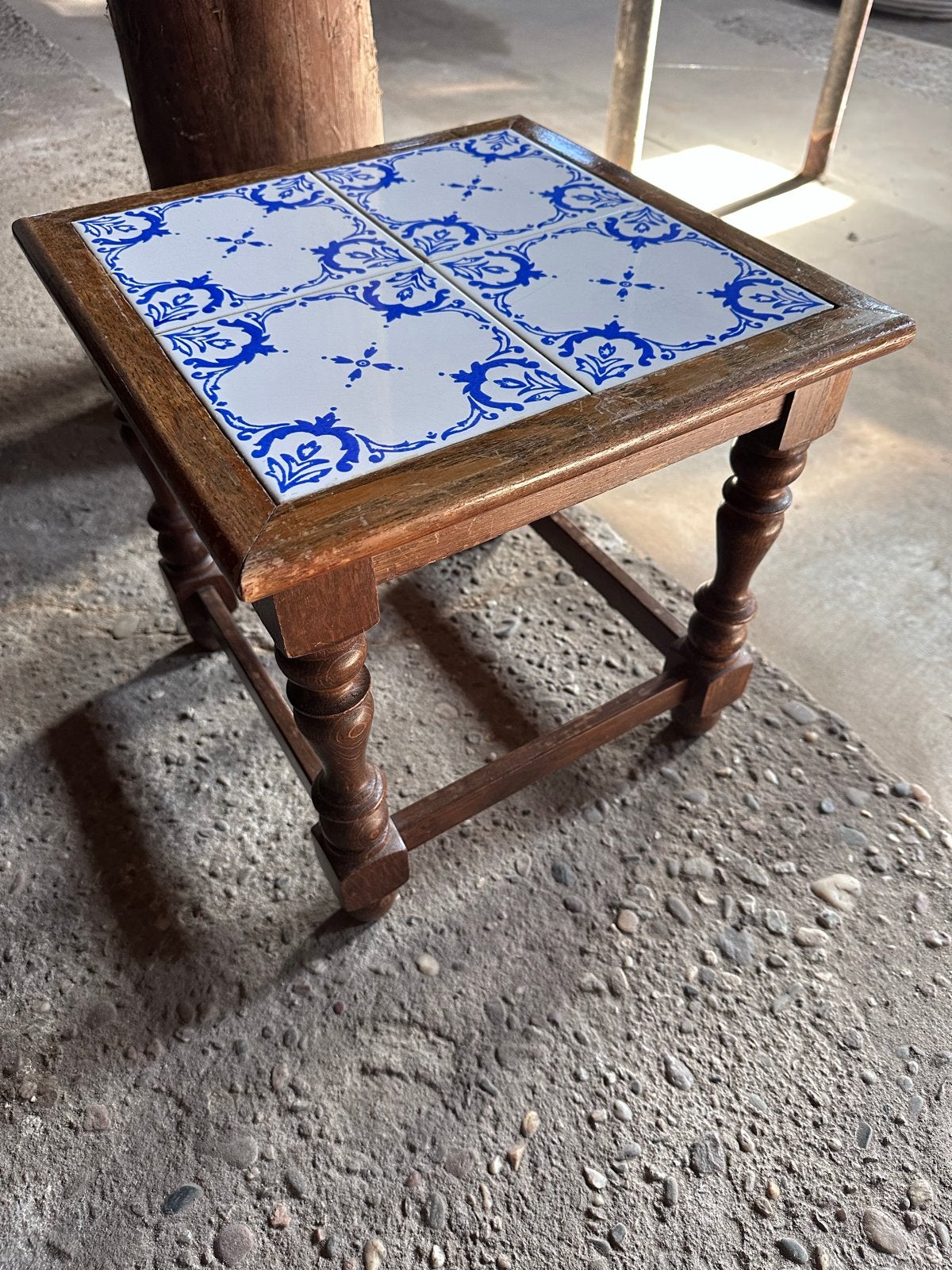 Antiek bijzettafeltje met Delfts blauwe tegeltjes, Ophalen