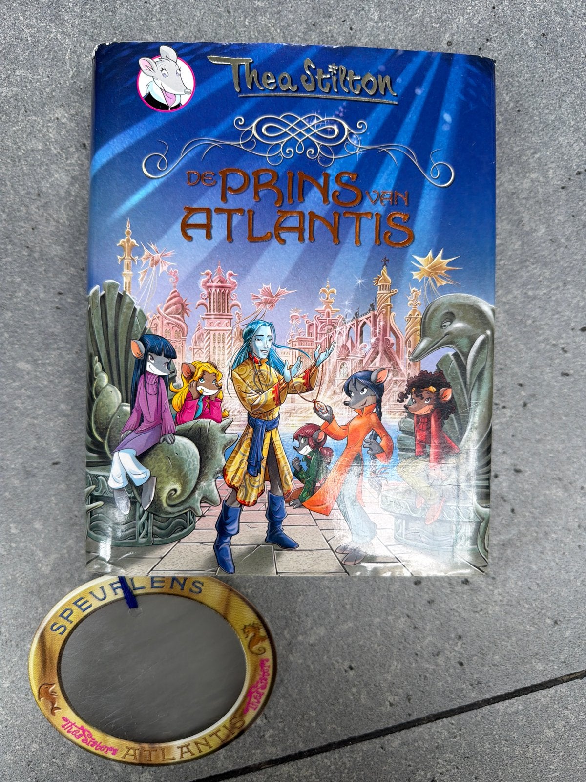 Thea Stilton - De Prins van Atlantis (incl. speurlens), Boeken, Ophalen of Verzenden, Gelezen, Fictie