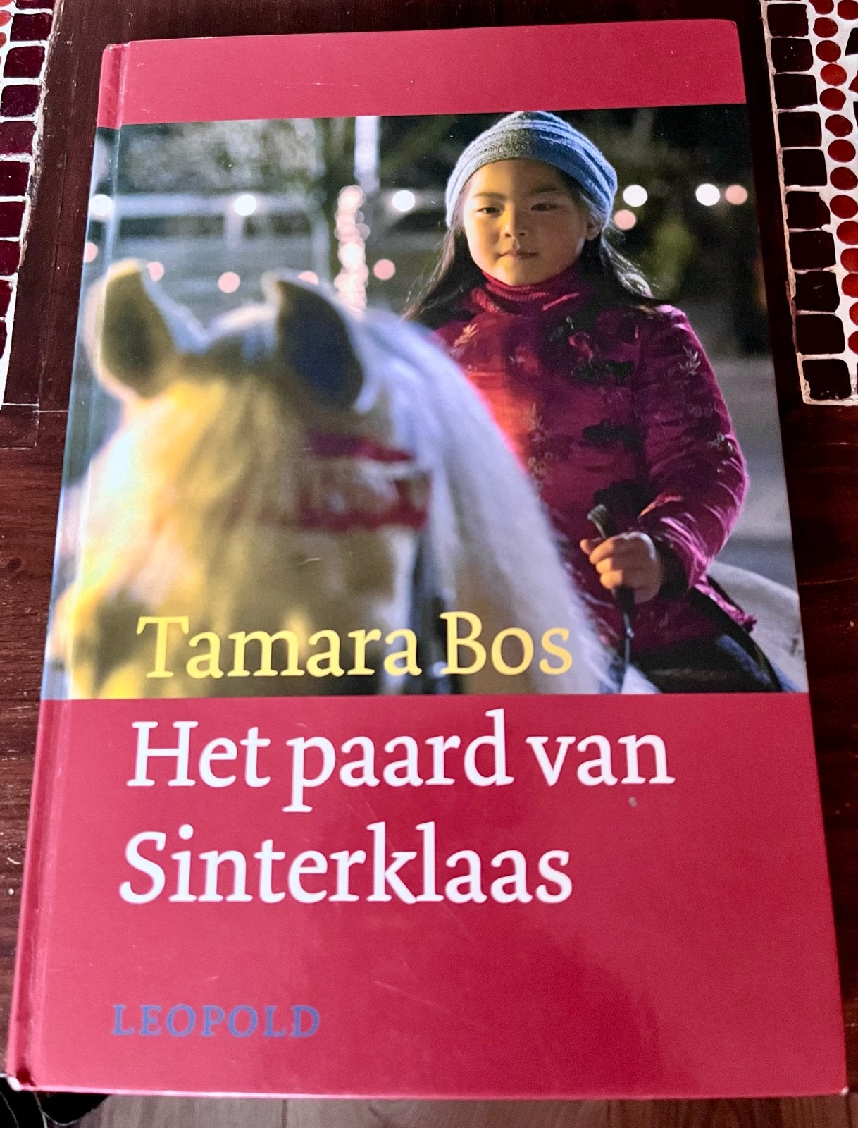 Het paard van Sinterklaas - Tamara Bos (kinderboek), Ophalen of Verzenden, Zo goed als nieuw, Fictie algemeen