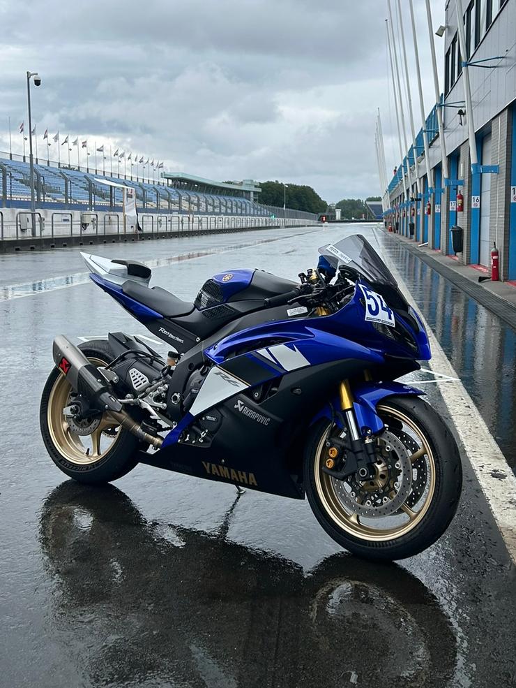 Gezocht zwarte remschakelset voor Yamaha R6 RJ15, Motoren, Ophalen