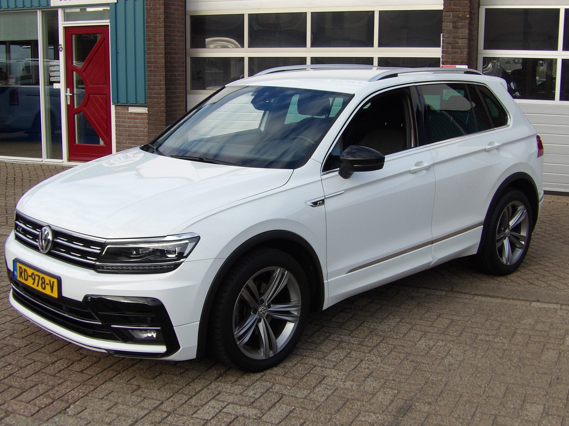 Volkswagen Tiguan 1.4 TSI Comfortline Business R (bj 2017), Auto's, Voorwielaandrijving, Gebruikt, Euro 6, 4 cilinders