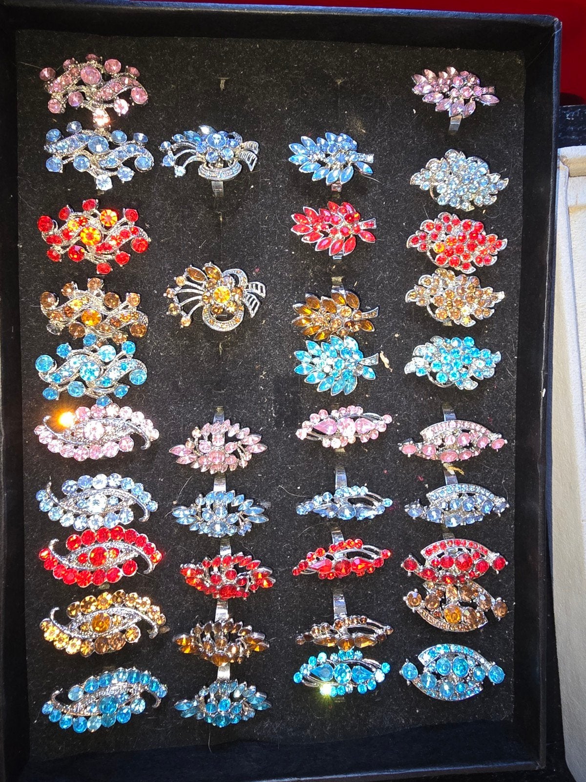 73 Diverse Ringen in Display - Nieuw, Overige materialen, Overige kleuren, Nieuw, Ophalen of Verzenden