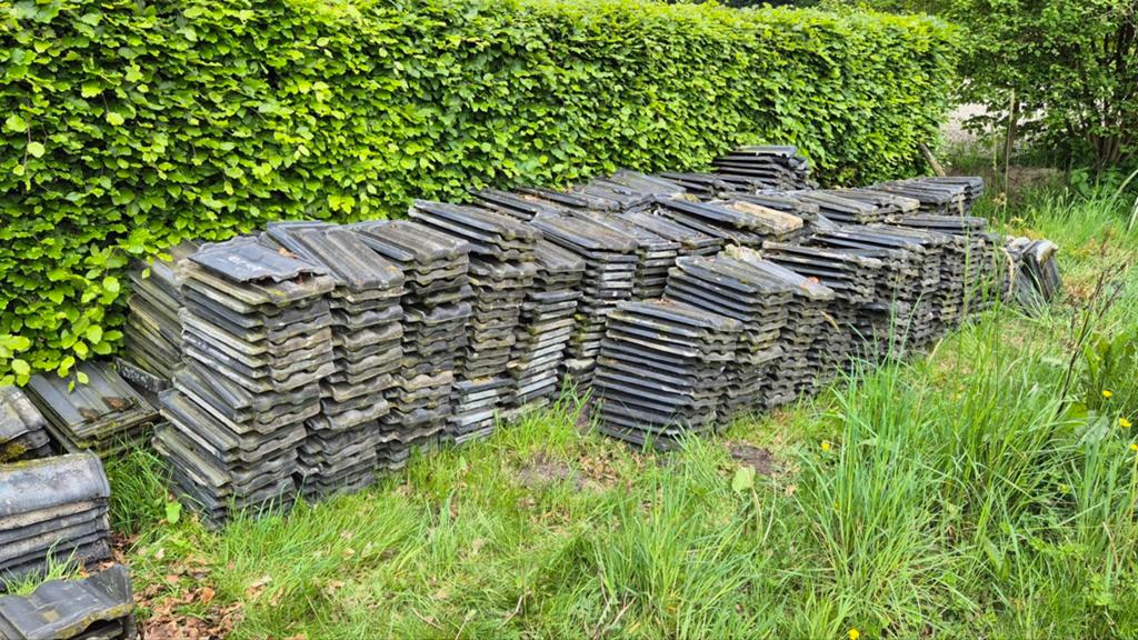 1000 Vlakke Mulden dakpannen en gevelpannen, grijs, Ophalen, Gebruikt, Steen of Klei, 15 m² of meer
