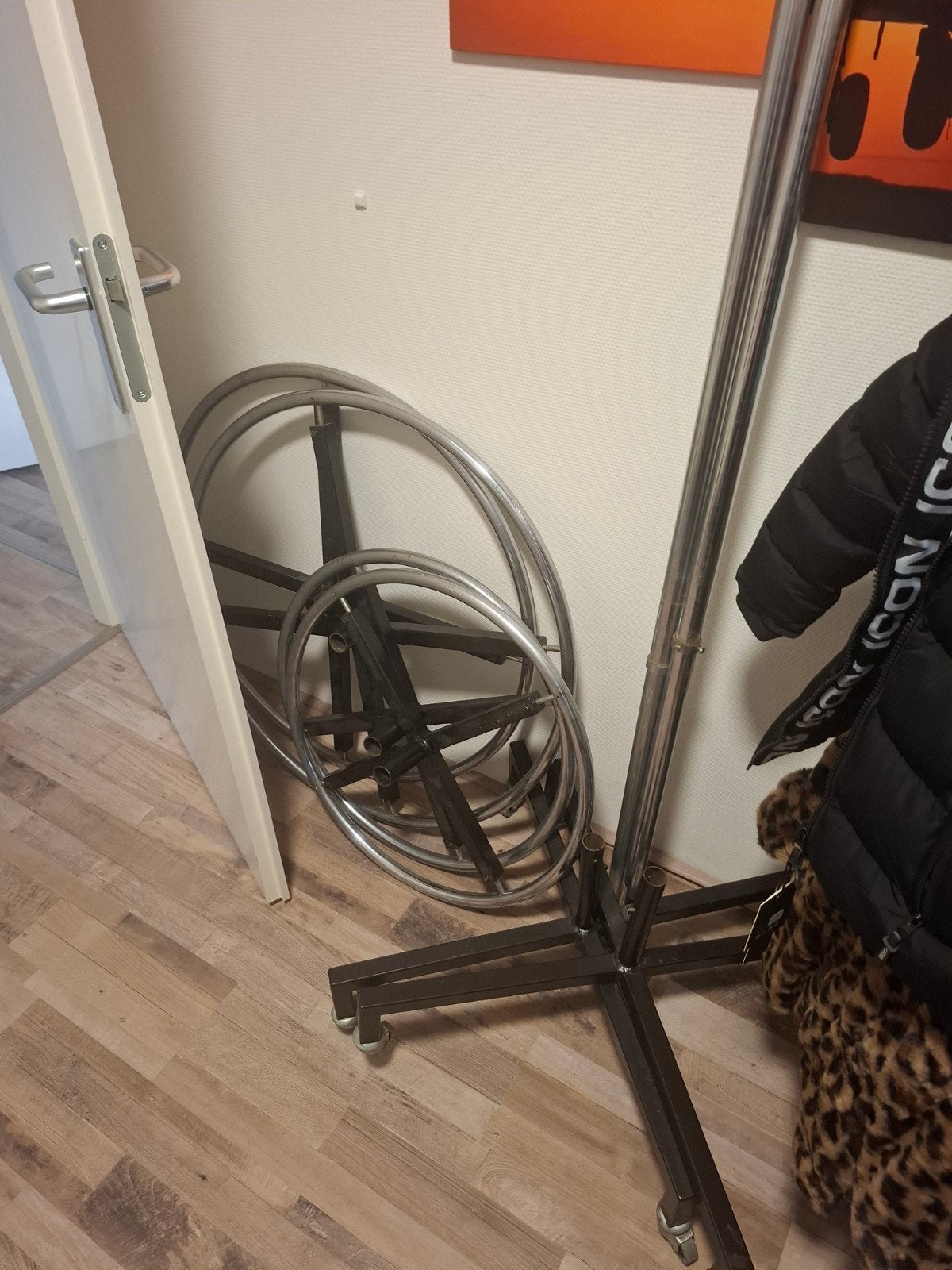 KLEDINGREK 2X ROND VOOR MARKT OF WINKEL, Kleding | Dames, Ophalen, Met wielen, Gebruikt