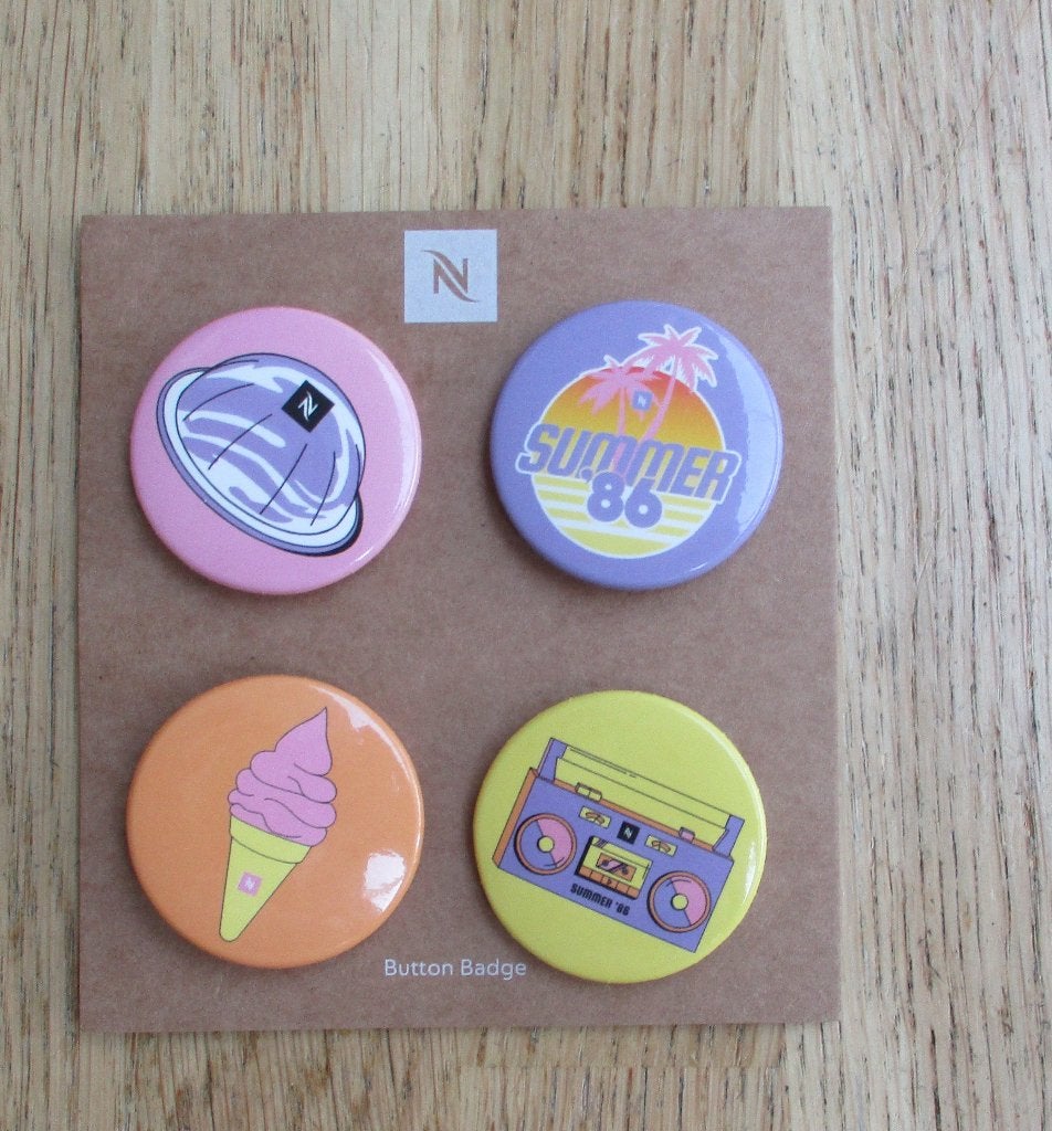 Kaartje met 4 speldjes buttons Nespresso koffie, Ophalen of Verzenden, Nieuw, Overige onderwerpen