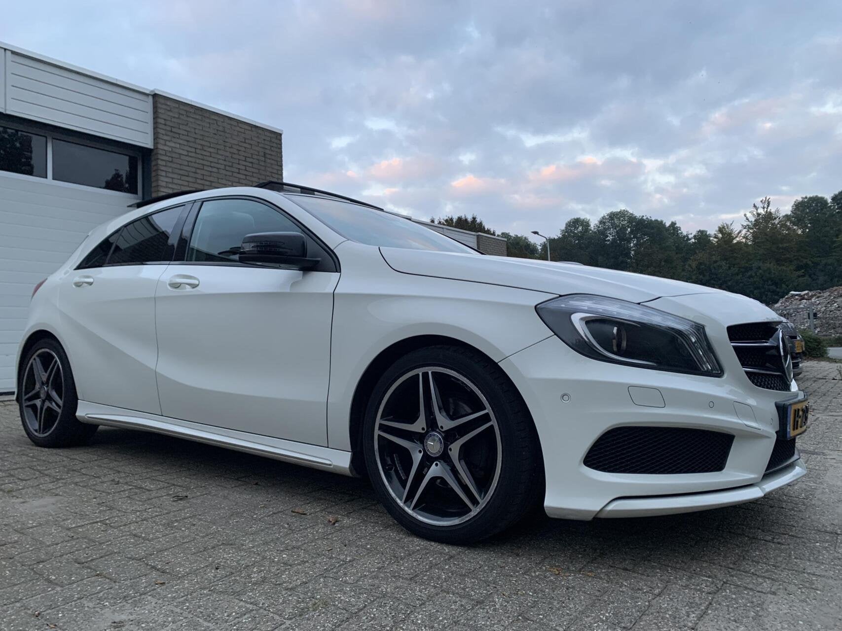 Mercedes A200 Prestige Automaat AMG Panodak Leer Groot Navi, Auto's, Gebruikt, Wit, Bedrijf, 19 km/l