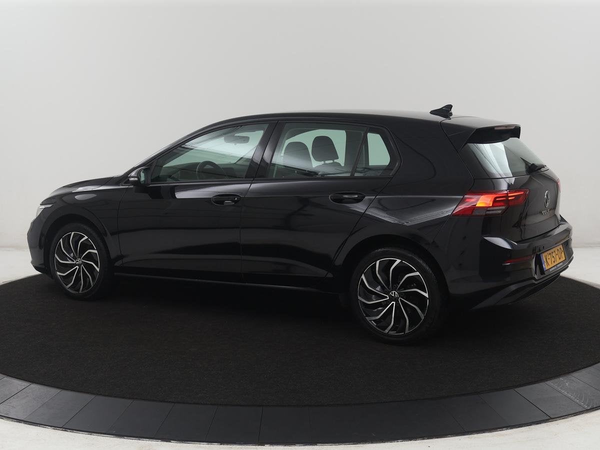 Volkswagen Golf 1.0 eTSI Life | Automaat | Navigatie | Trekh, Auto's, Stof, Gebruikt, Euro 6, Zwart
