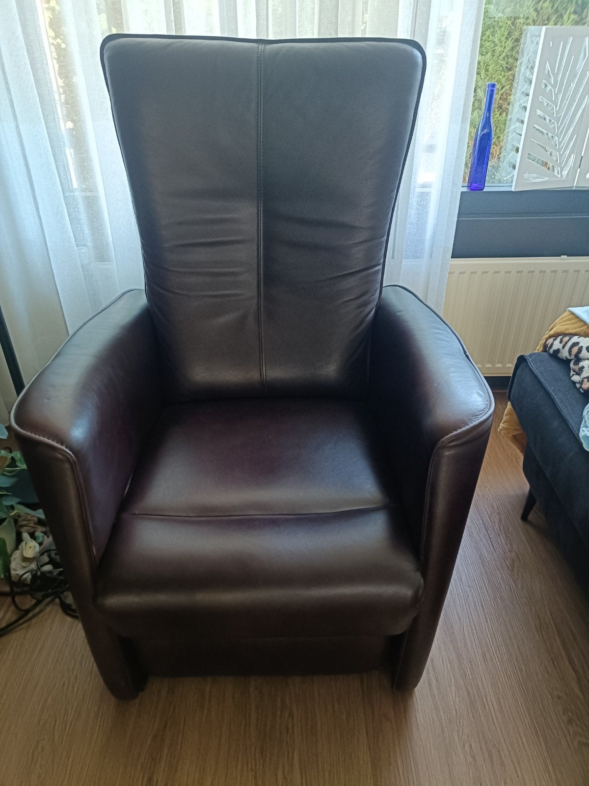 Luxe bruine leren relaxfauteuil met elektrische bediening, Ophalen, Modern, Comfortabel, Gebruikt, 75 tot 100 cm