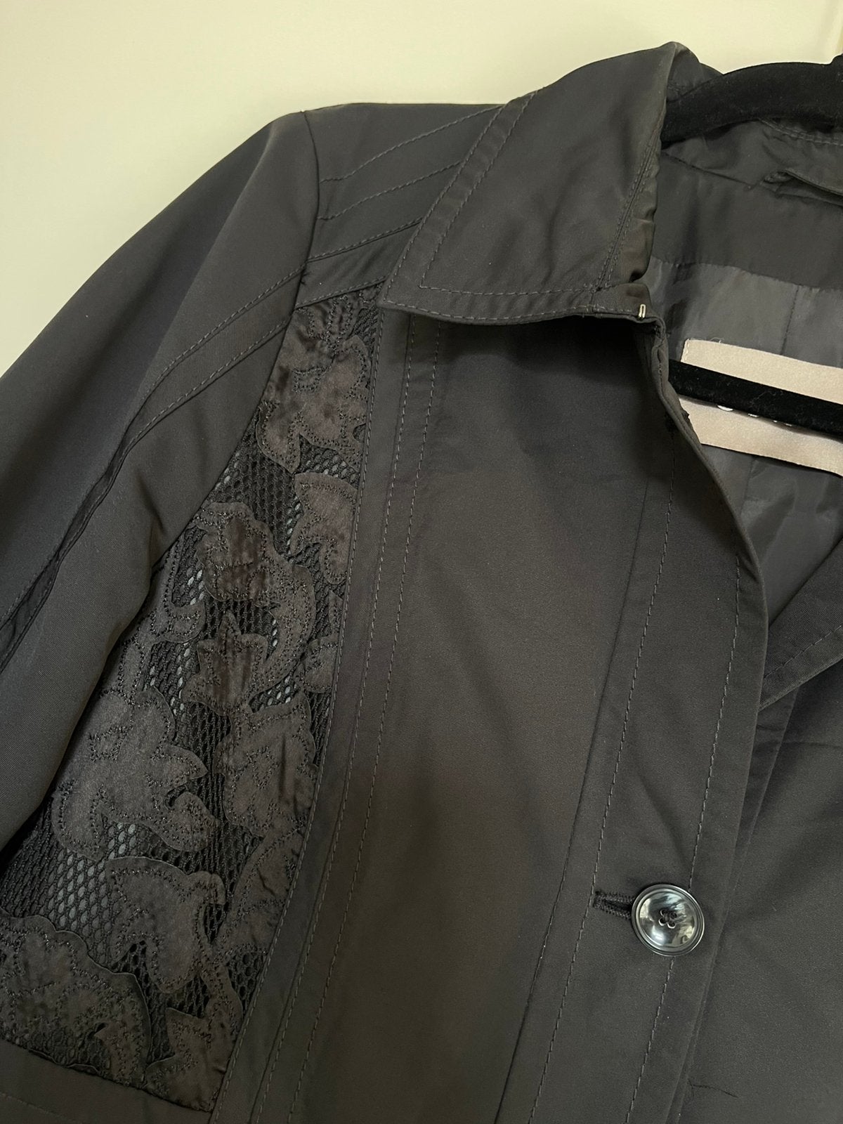 GELCO zwarte “ brocante “ tussen  jas /  trenchcoat maat 42, Ophalen of Verzenden, Zo goed als nieuw, Maat 42/44 (L), Zwart