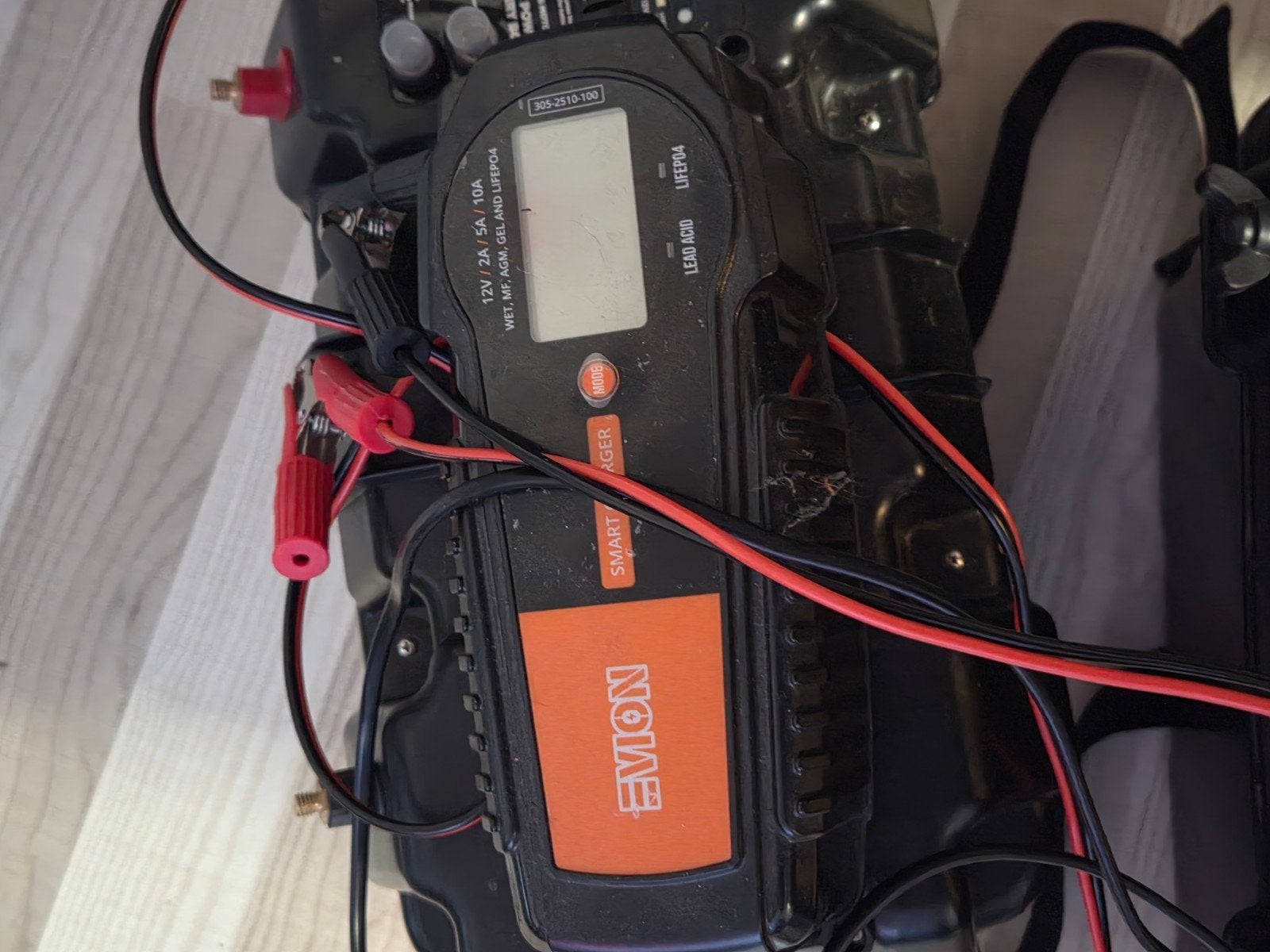 VMF Sportline 105Ah accu met accubak en lader, Ophalen, Gebruikt, Oplaadbaar