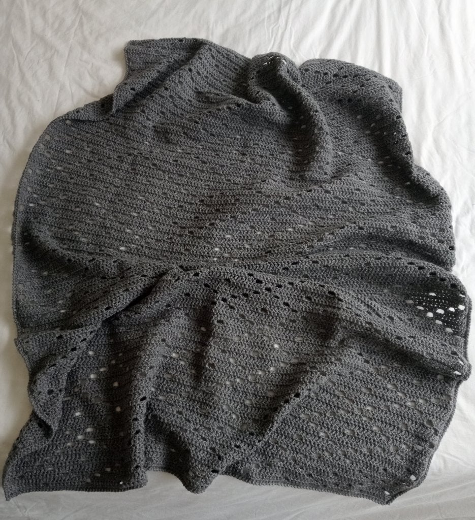 Nieuwe gehaakte donker grijze plaid, Huis en Inrichting, Woonaccessoires | Plaids en Woondekens, Handgemaakt, Acryl, Nieuw, Ophalen of Verzenden