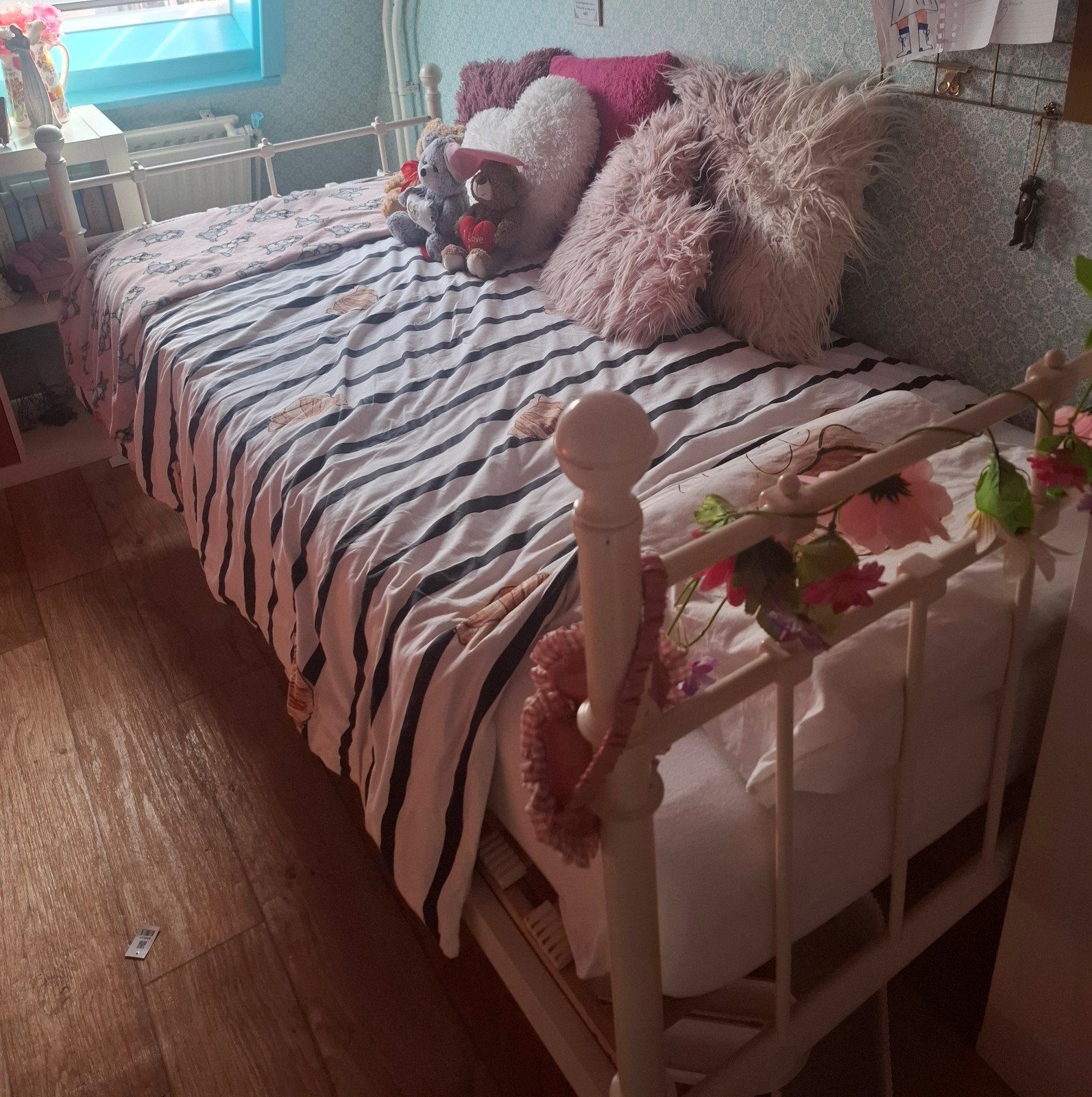 Wit metalen bed met spijlen en houten lattenbodem, Ophalen, 90 cm, Eenpersoons, Wit