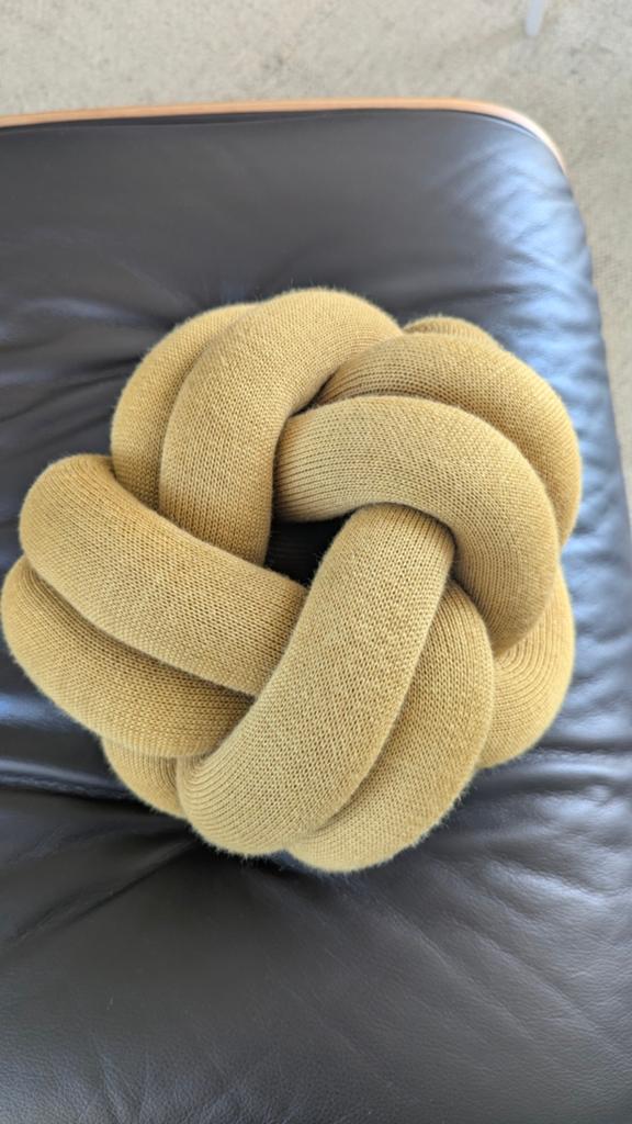 Design House Stockholm Knot kussen geel, Huis en Inrichting, Woonaccessoires | Kussens, Ophalen of Verzenden, Zo goed als nieuw