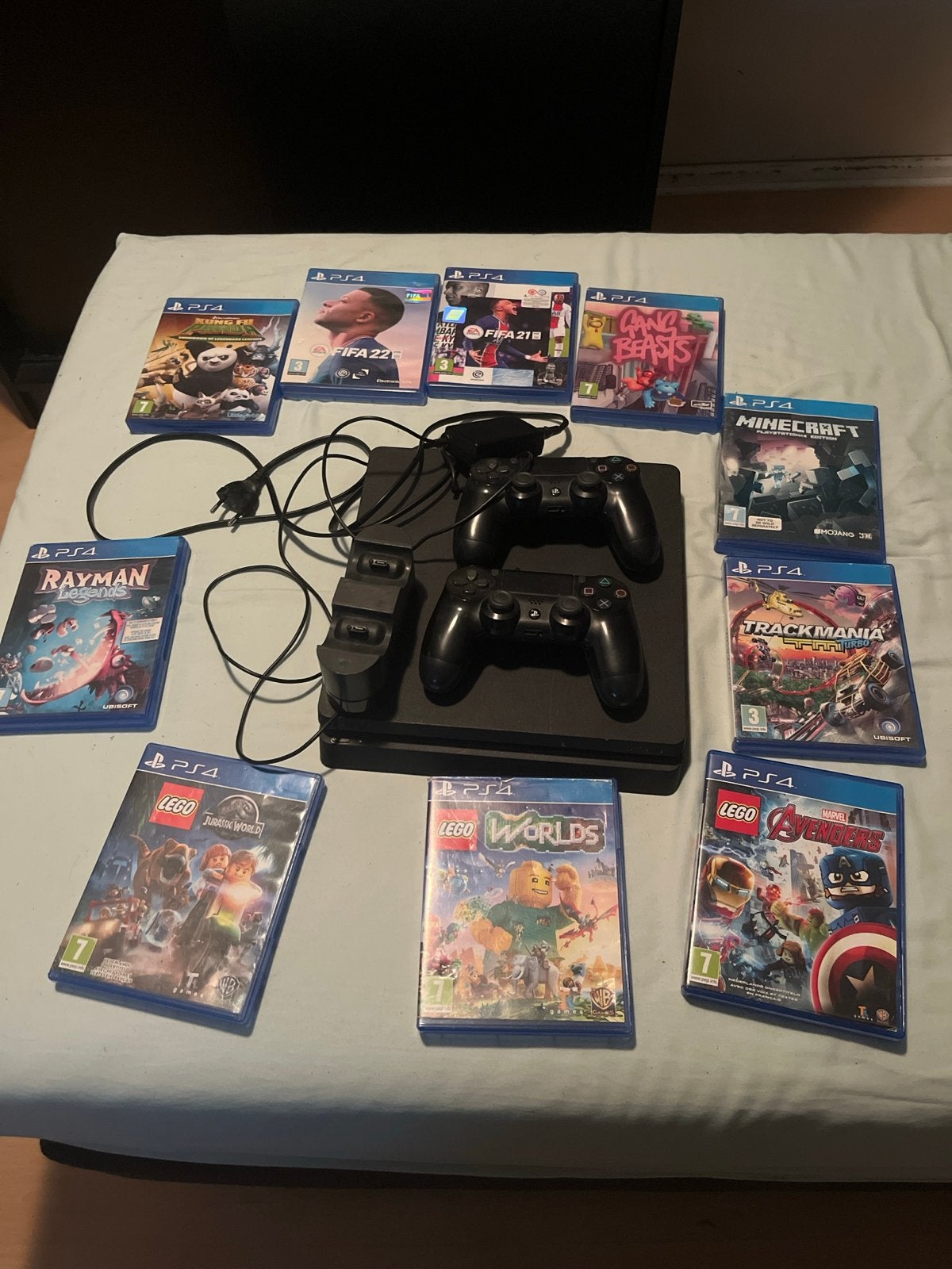 PS4 Slim met 2 controllers een oplader en 10 spellen, Ophalen, Gebruikt, Overige genres, Eén computer